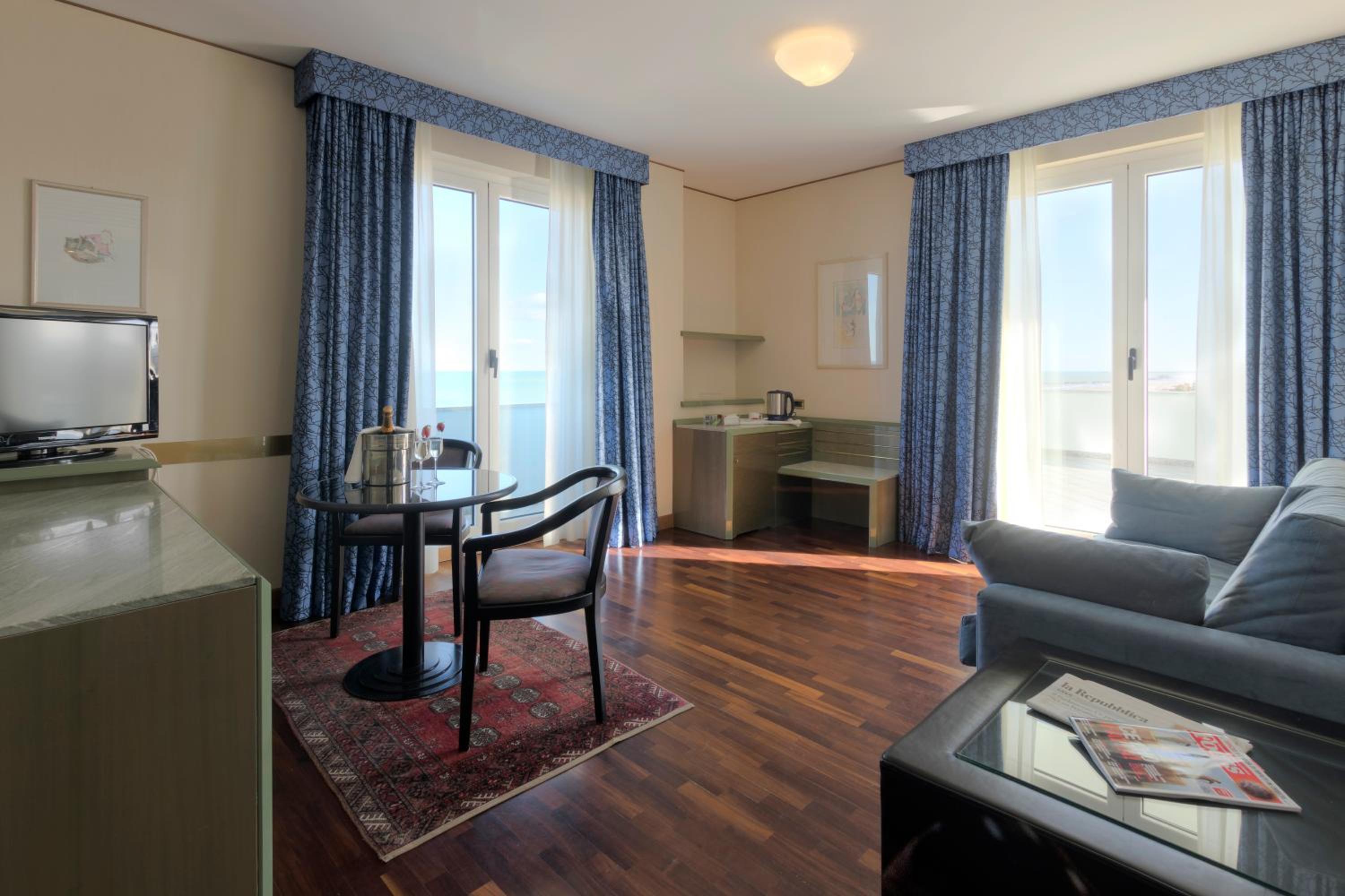 Suite - Photo 7