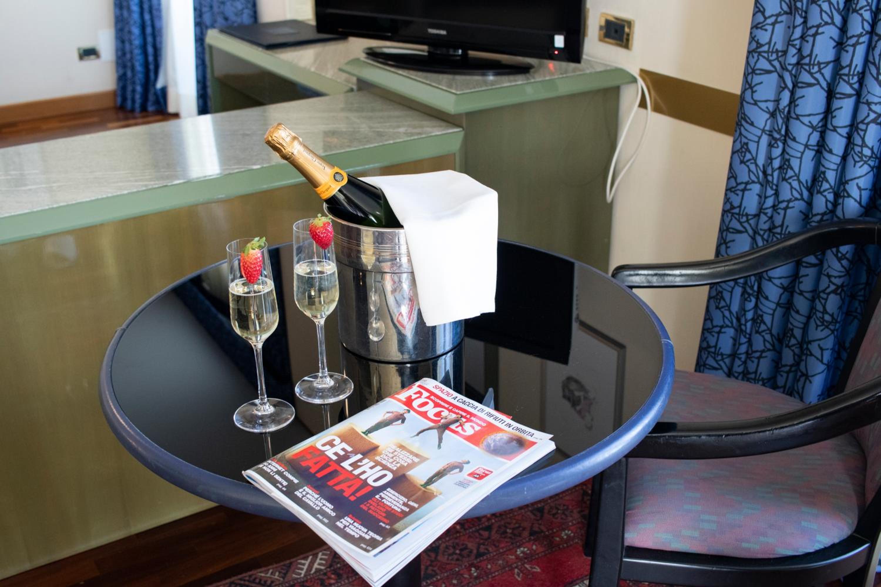 Suite - Photo 9