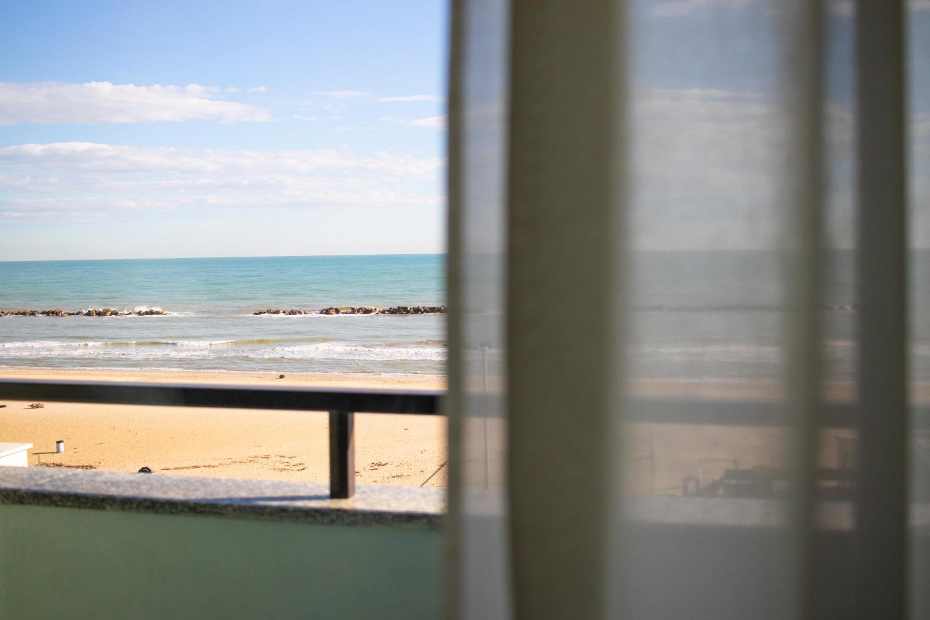 Deluxe Double or Twin Room with Sea View - Photo 2