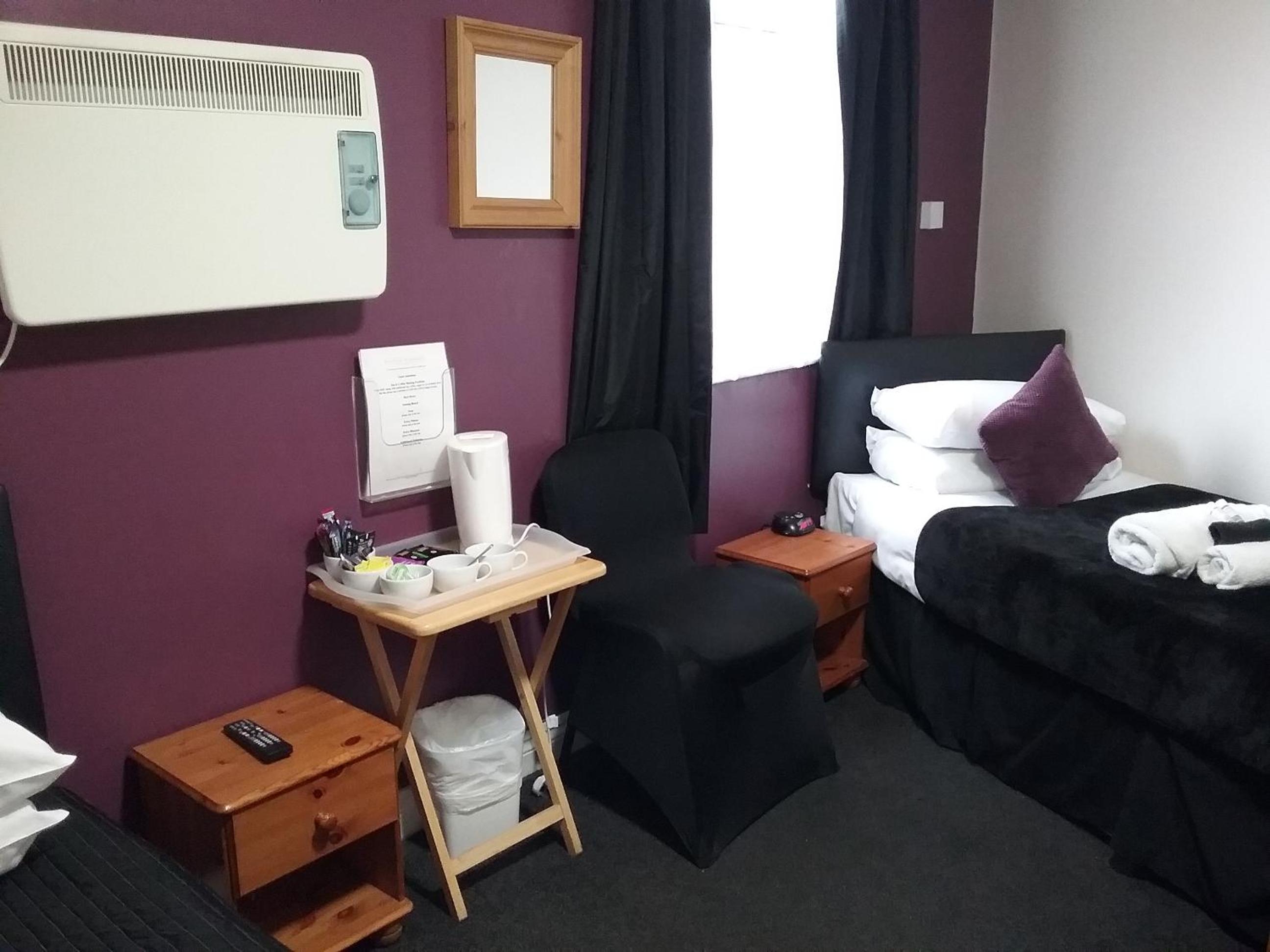 Standard Twin Room - Photo 4