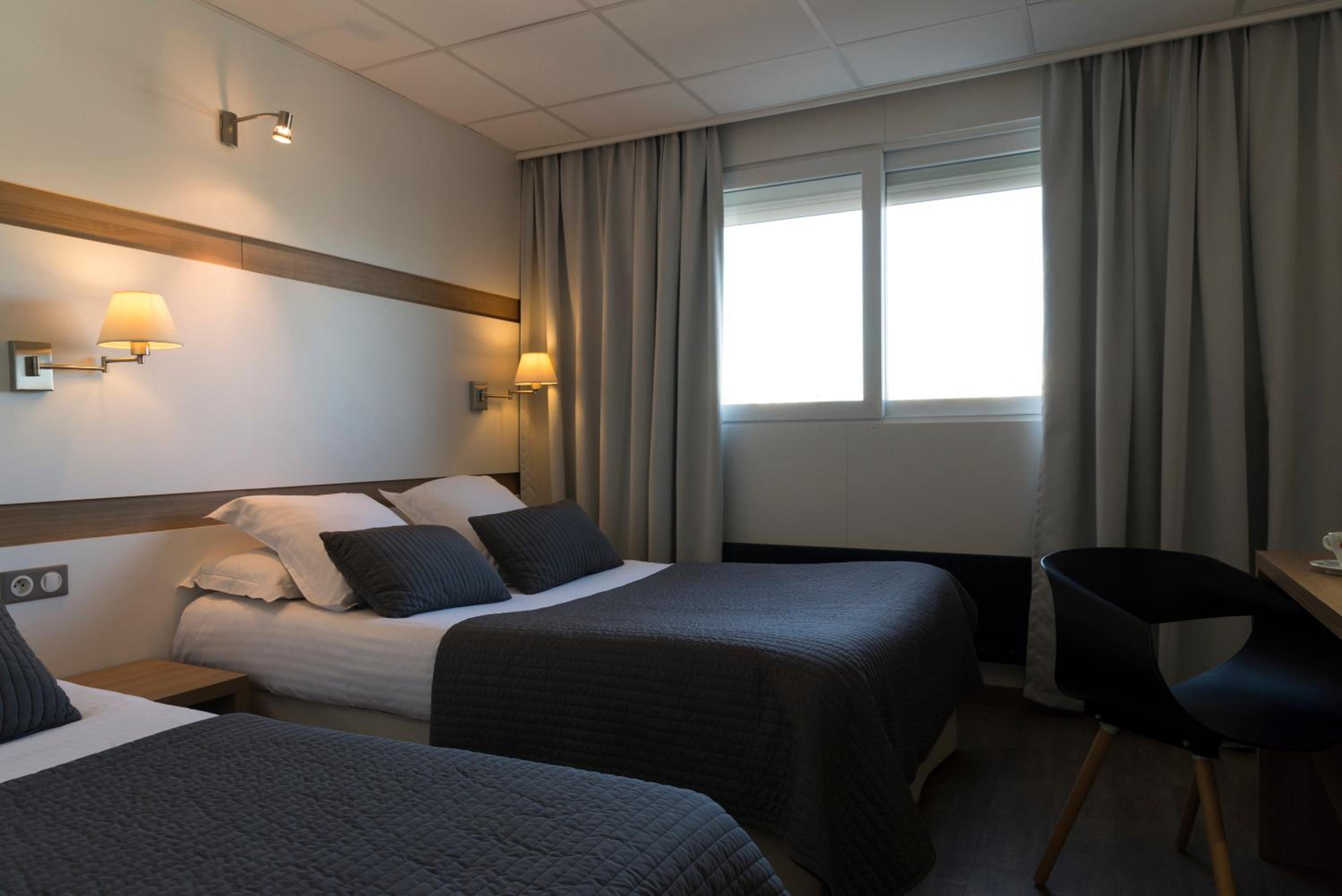 Premium Triple Room with pool view - Photo 4