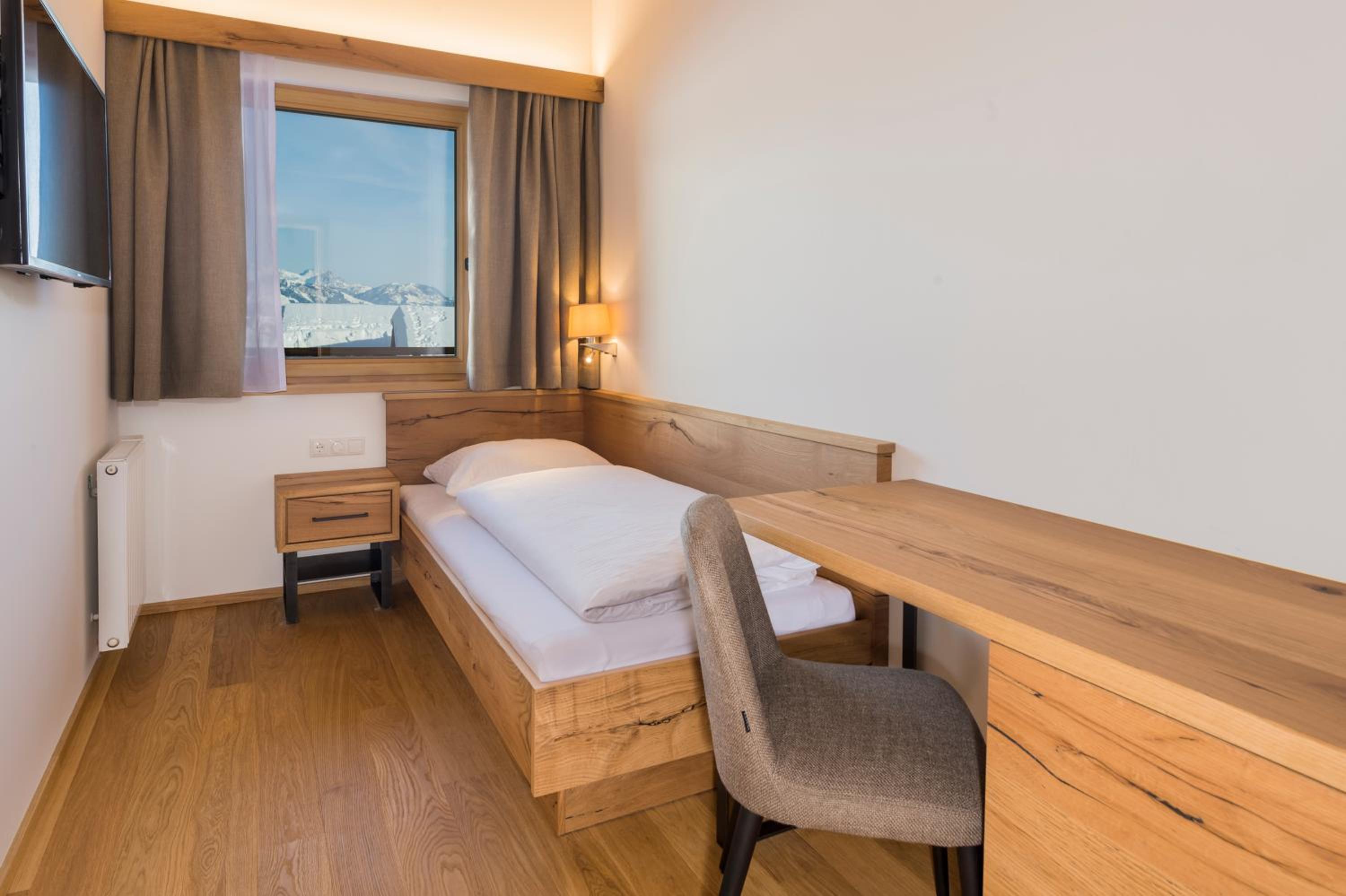 Family Suite with Balcony - Photo 5