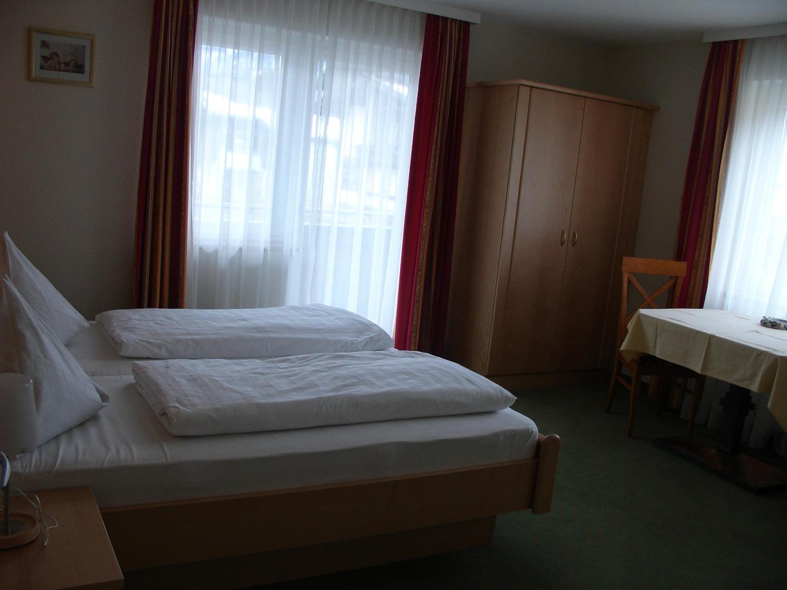 Deluxe Three-Bedroom Apartment (4-6 Adults)