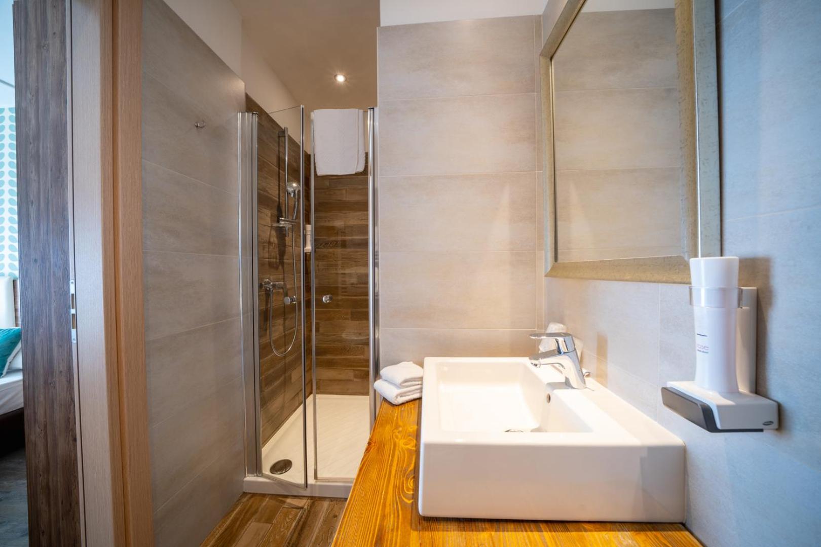 Standard Double or Twin Room photo 3
