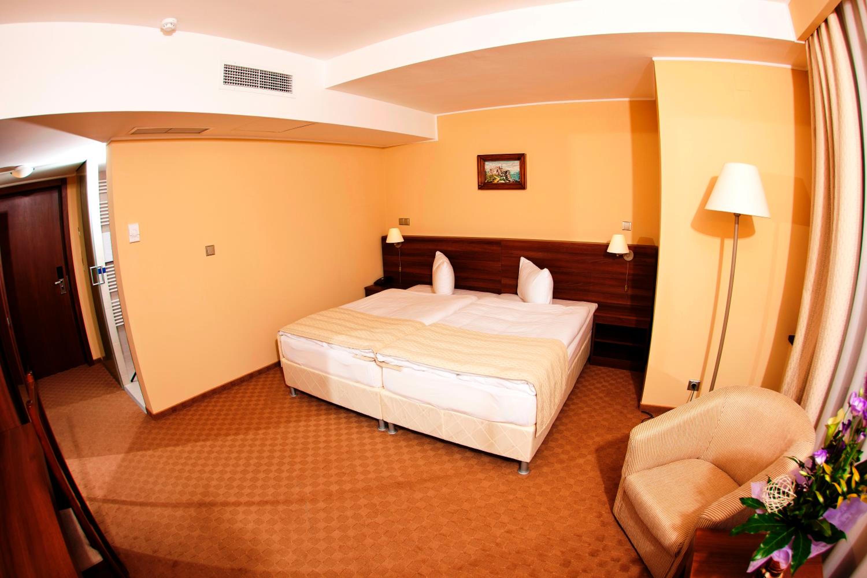 Double or Twin Room - Photo 5