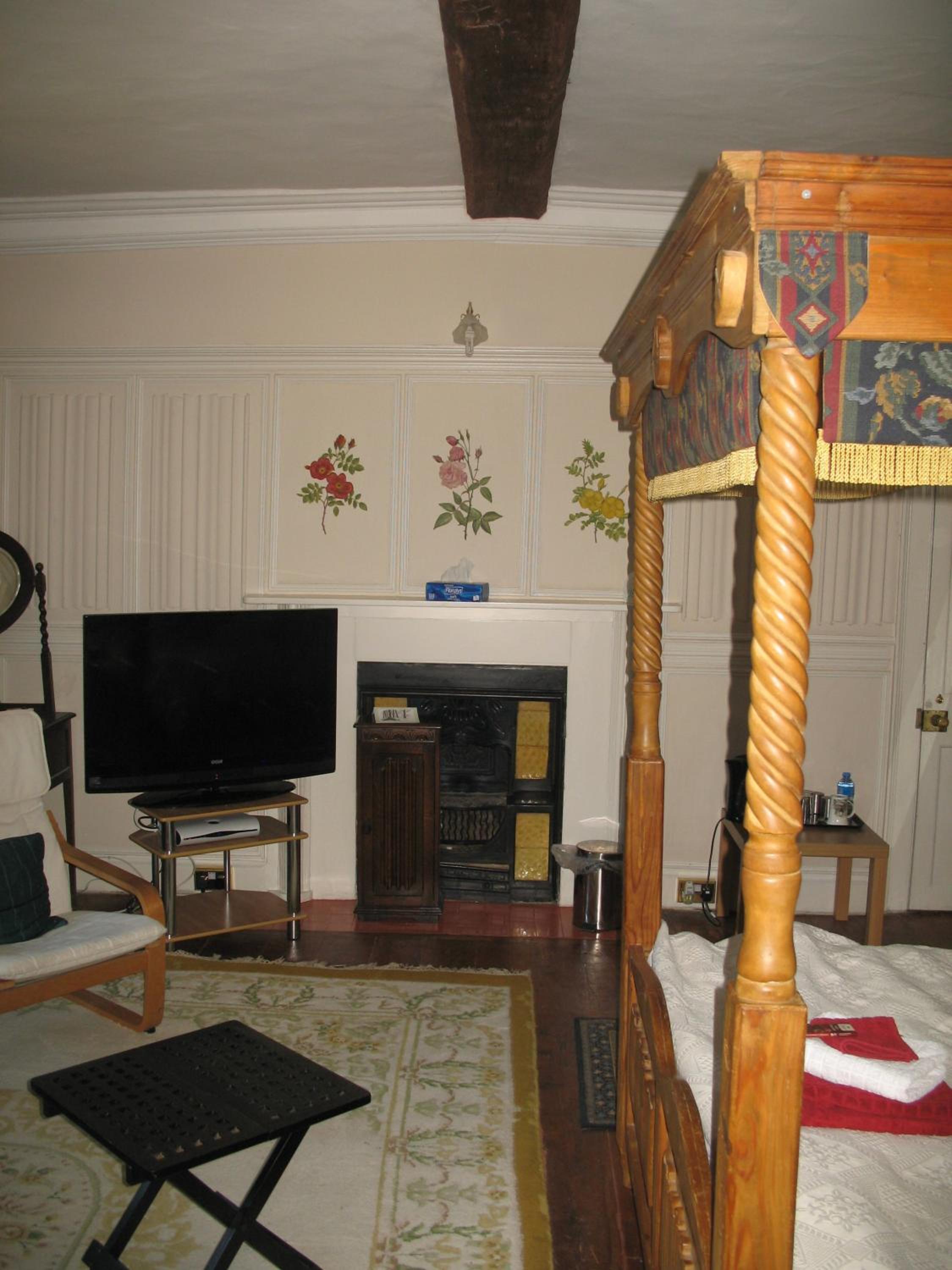 King Room With Four Poster Bed photo 3
