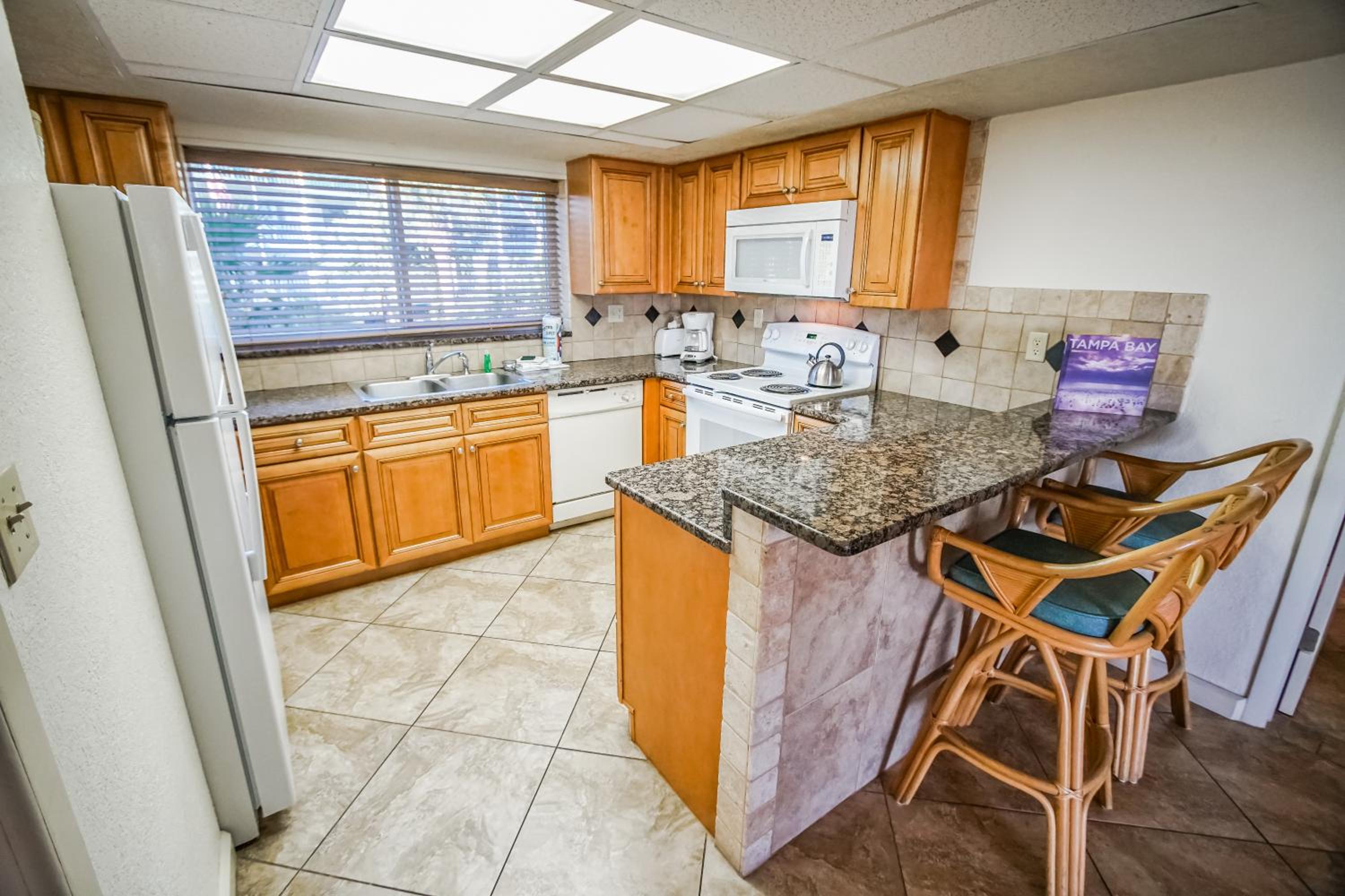 One-Bedroom King Suite with Pool View photo 2