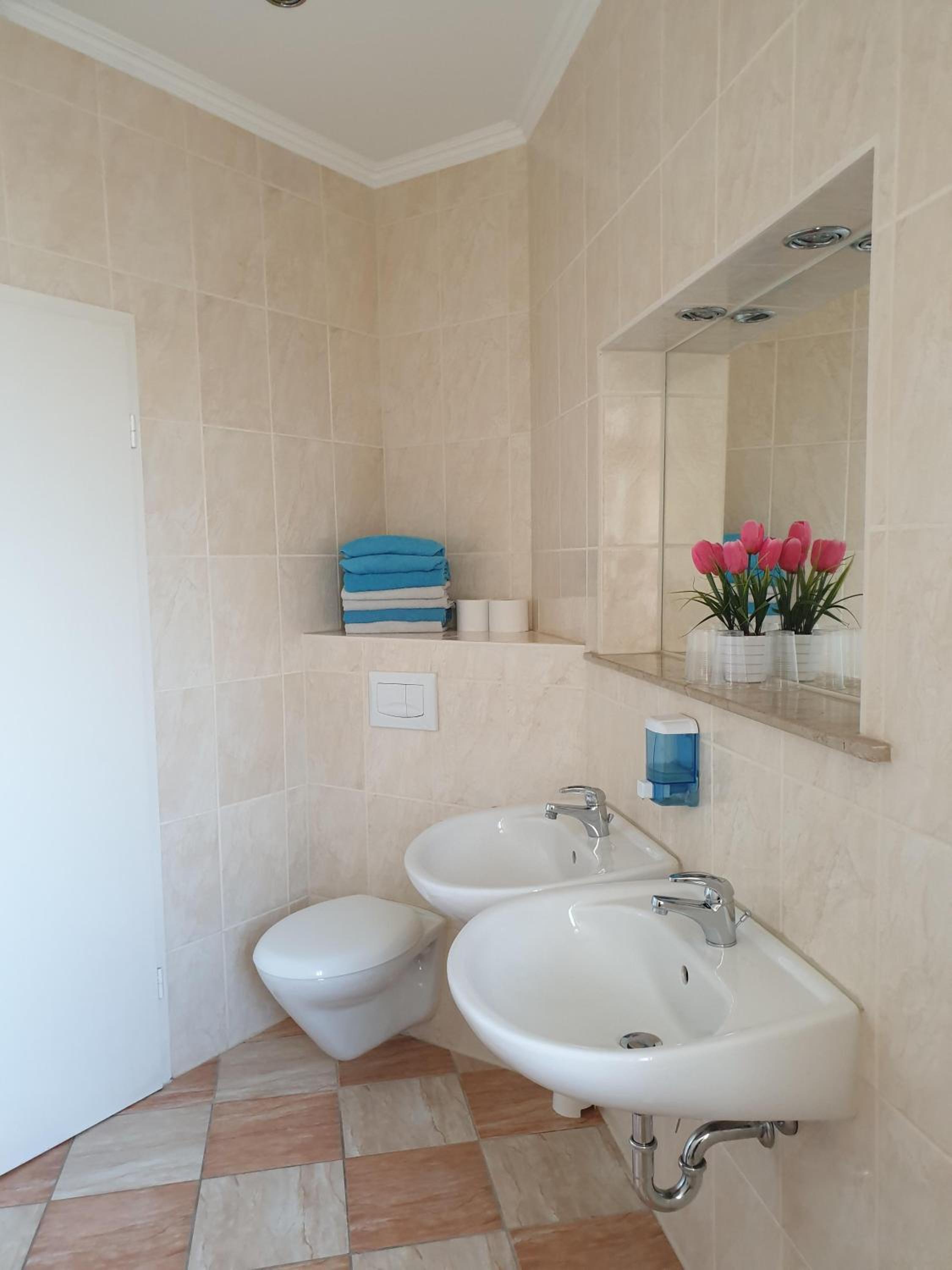 Family Room with Private Bathroom - Photo 2