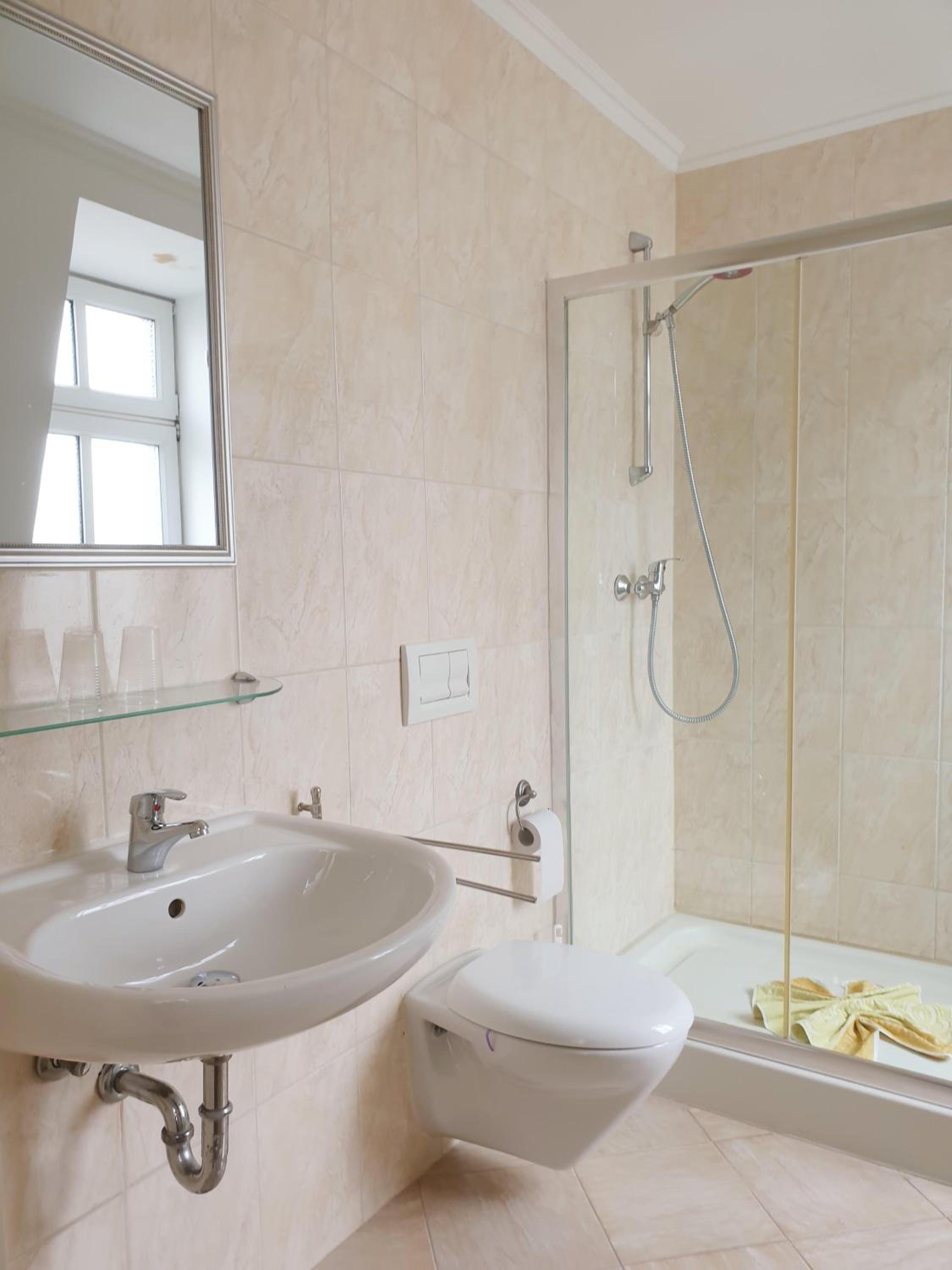 Standard Double Room - Photo 12
