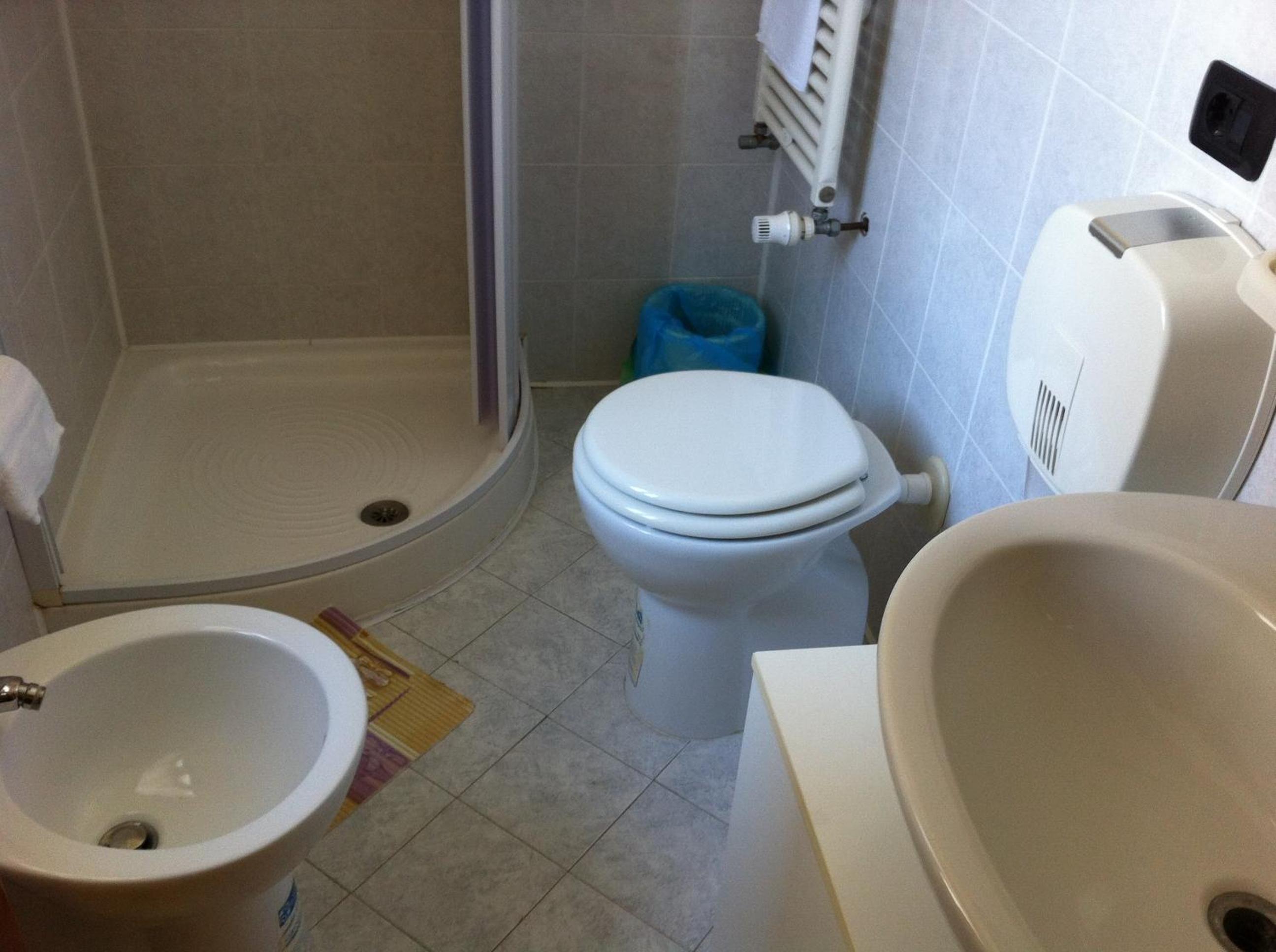 Quadruple Room with Bathroom - Photo 3