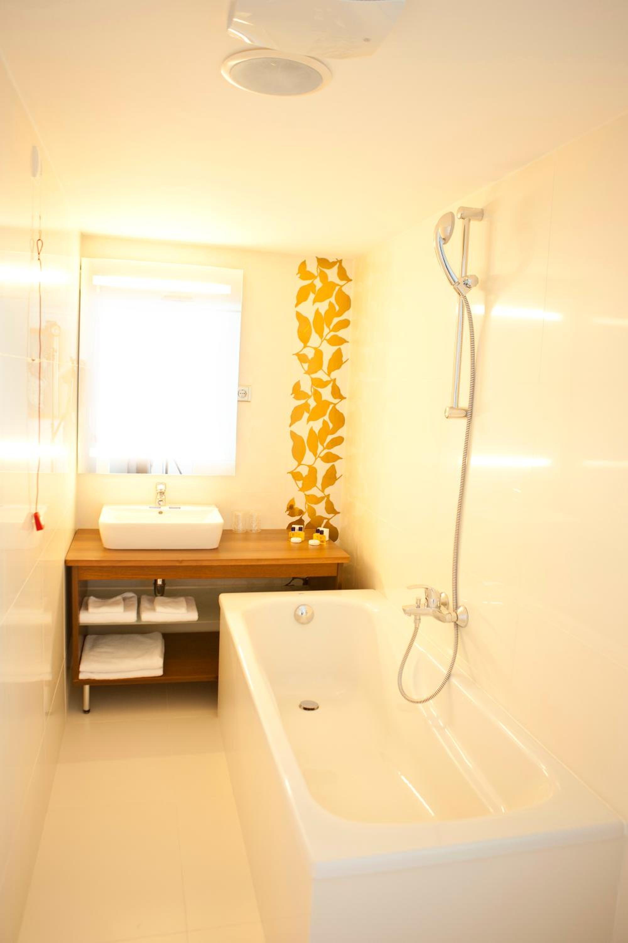 Suite - Photo 9