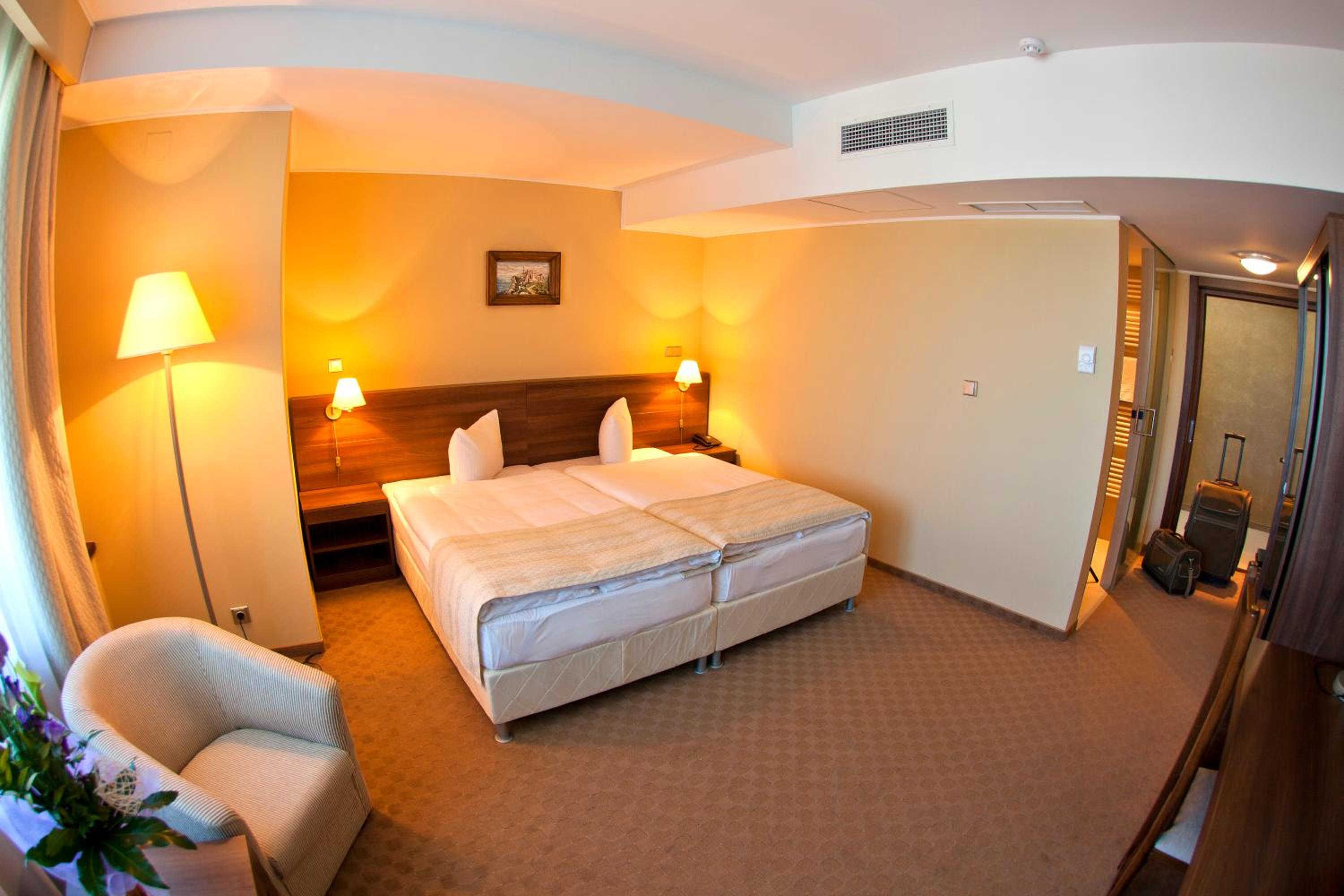 Double or Twin Room - Photo 4