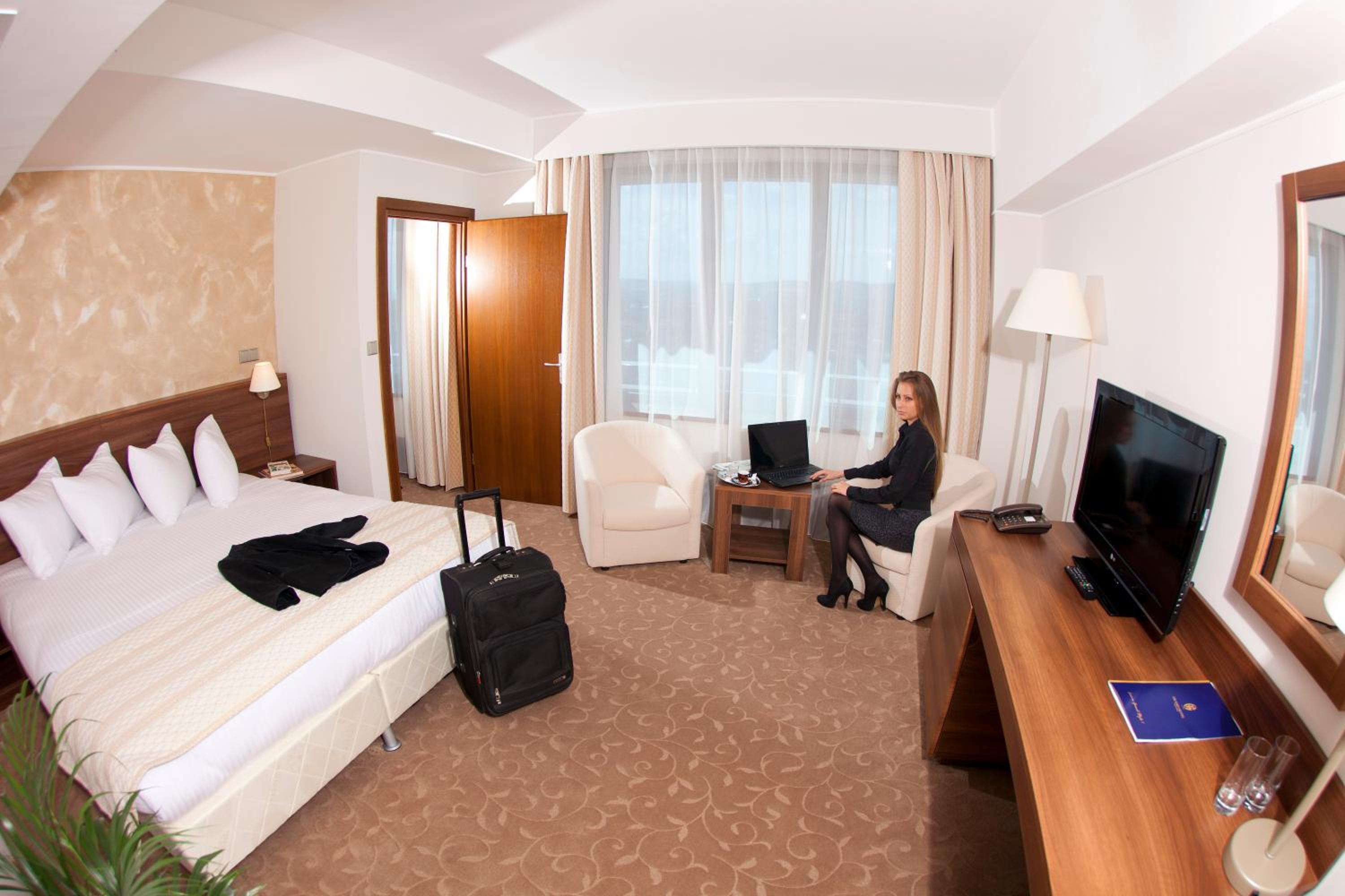 Suite - Photo 3
