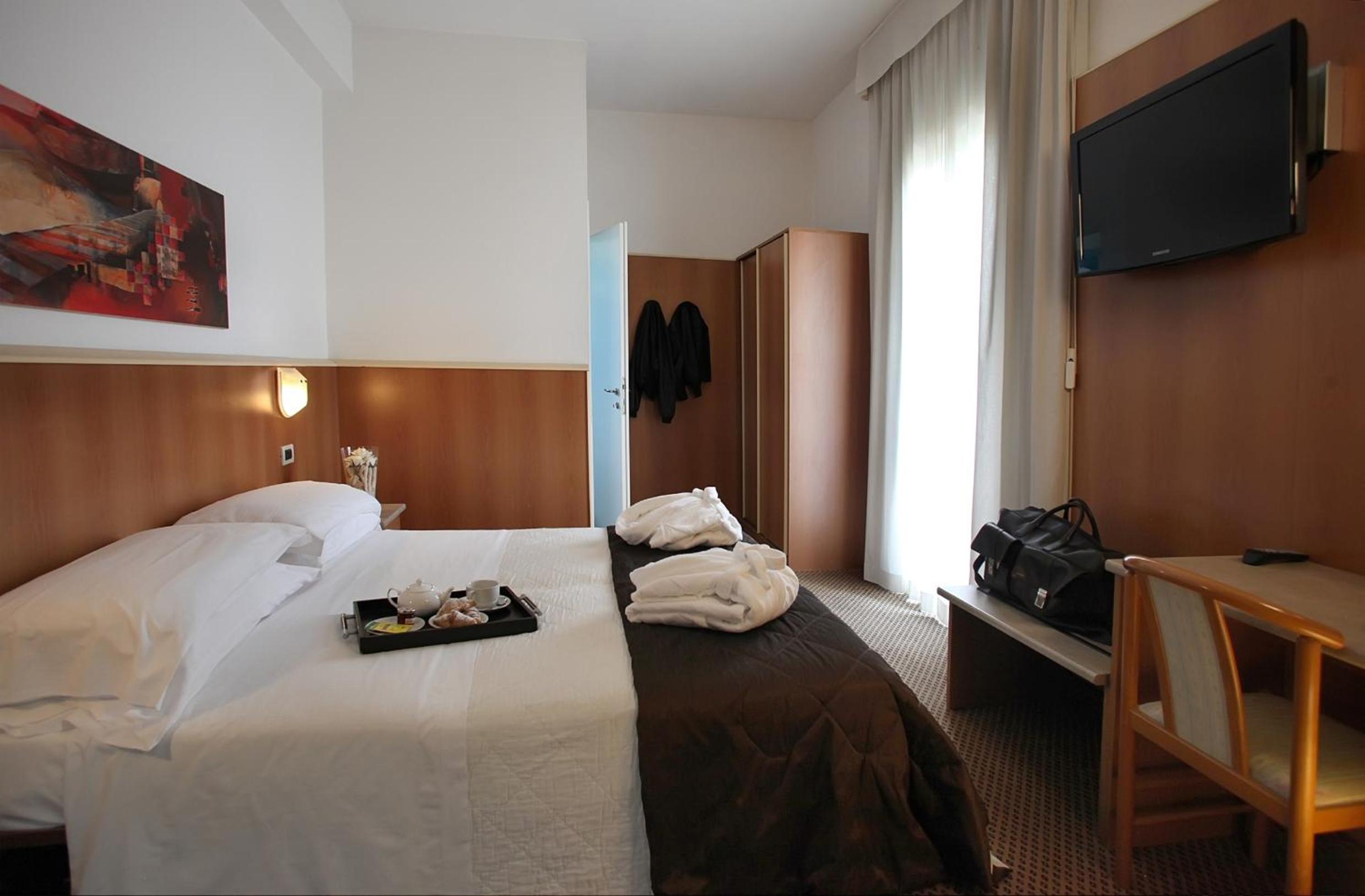 Standard Double or Twin Room - Photo 2