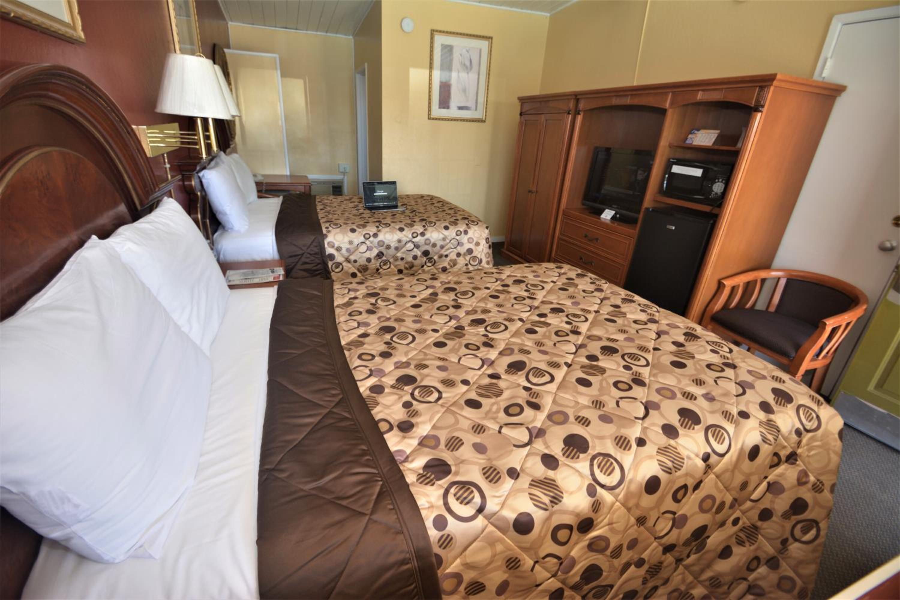 Queen Room with Two Queen Beds photo 3