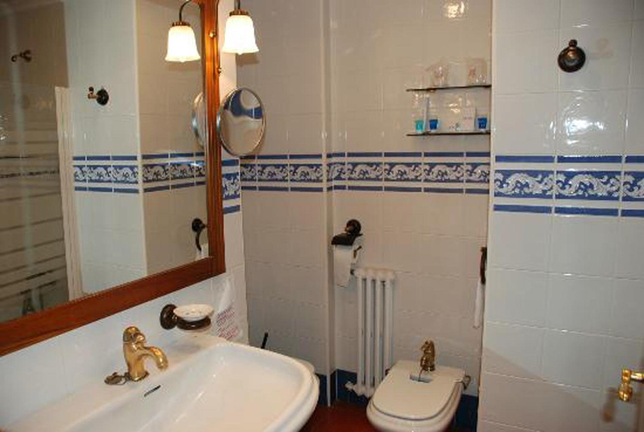 Double or Twin Room - Photo 3