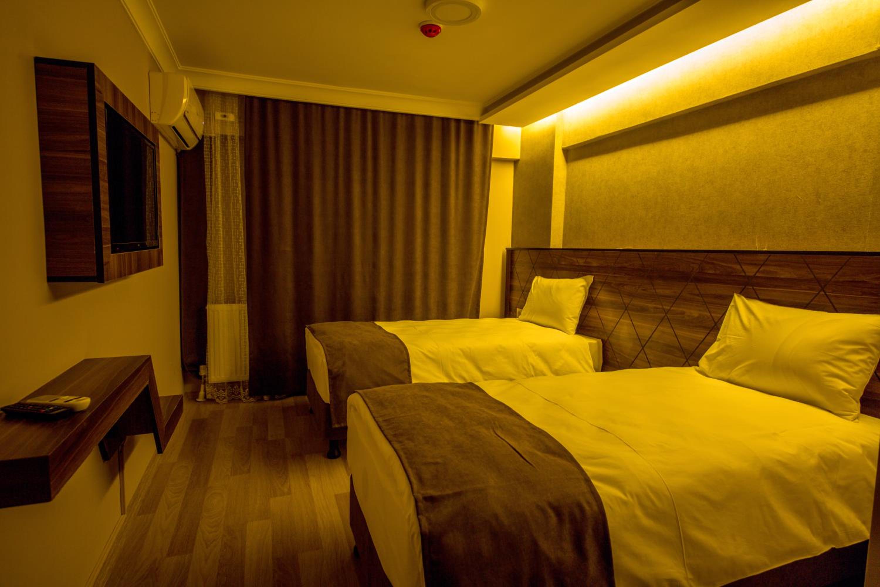 Double or Twin Room with City View - Photo 5