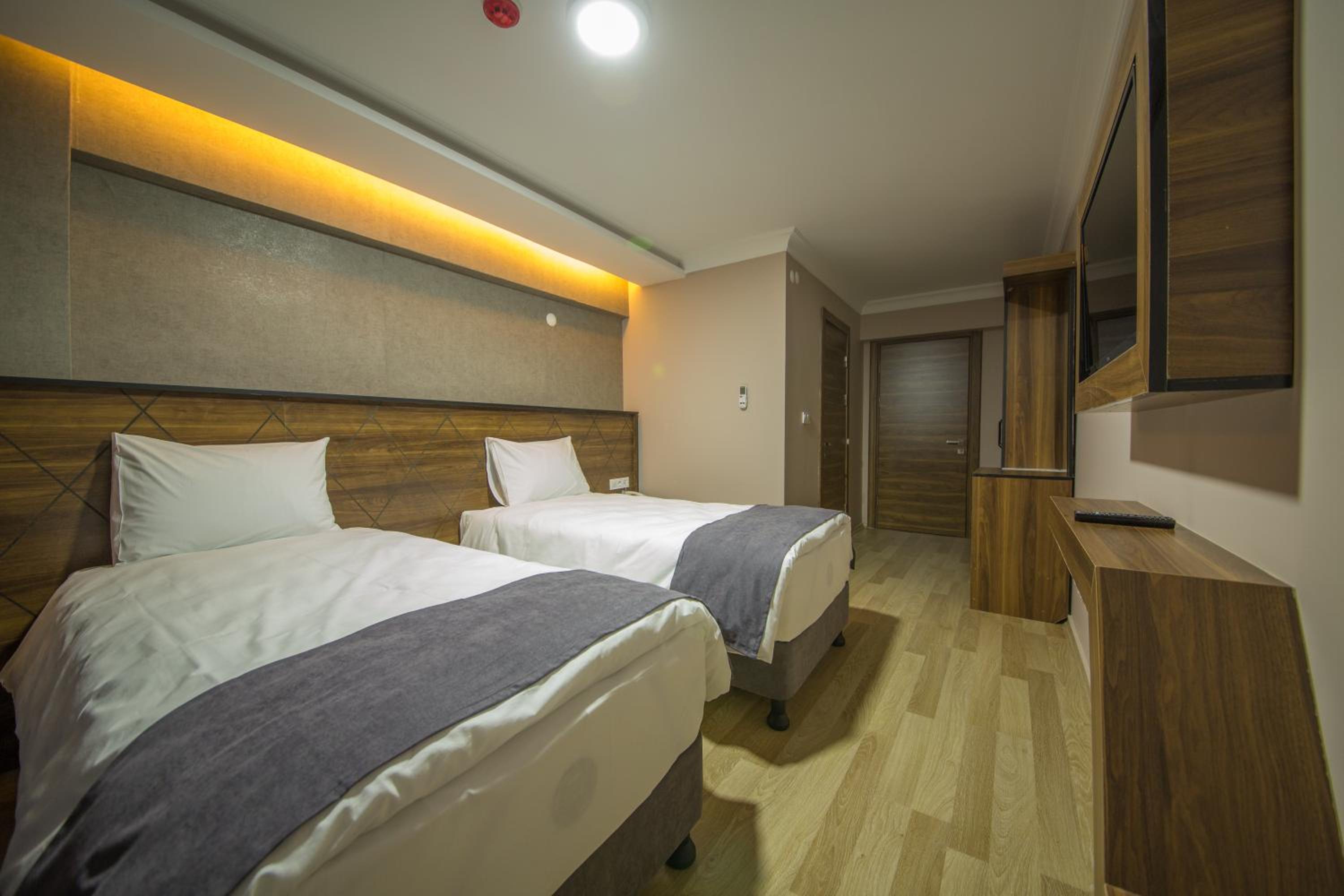 Double or Twin Room with City View - Photo 1