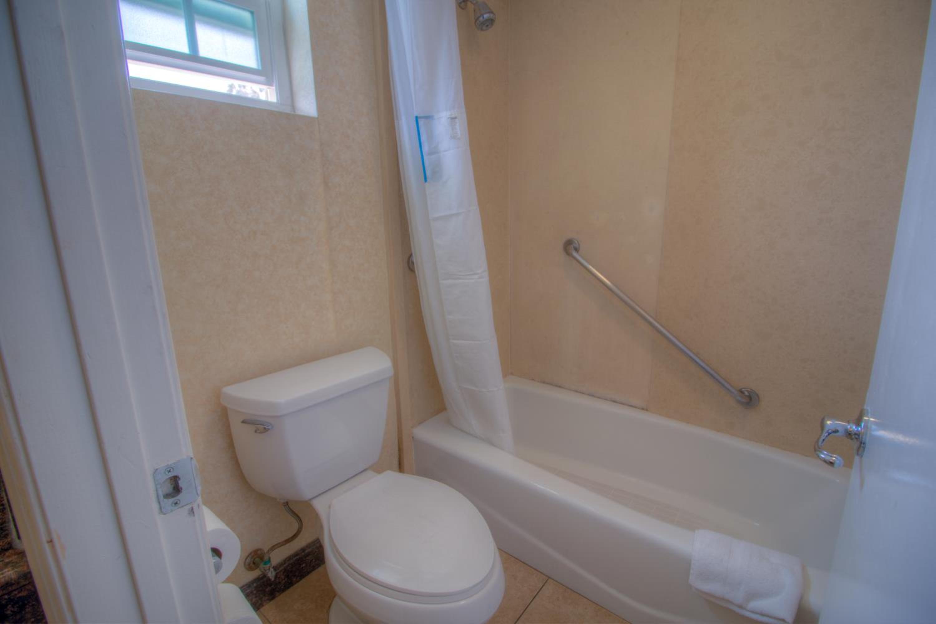 Standard King Room - Non-Smoking  - Photo 10