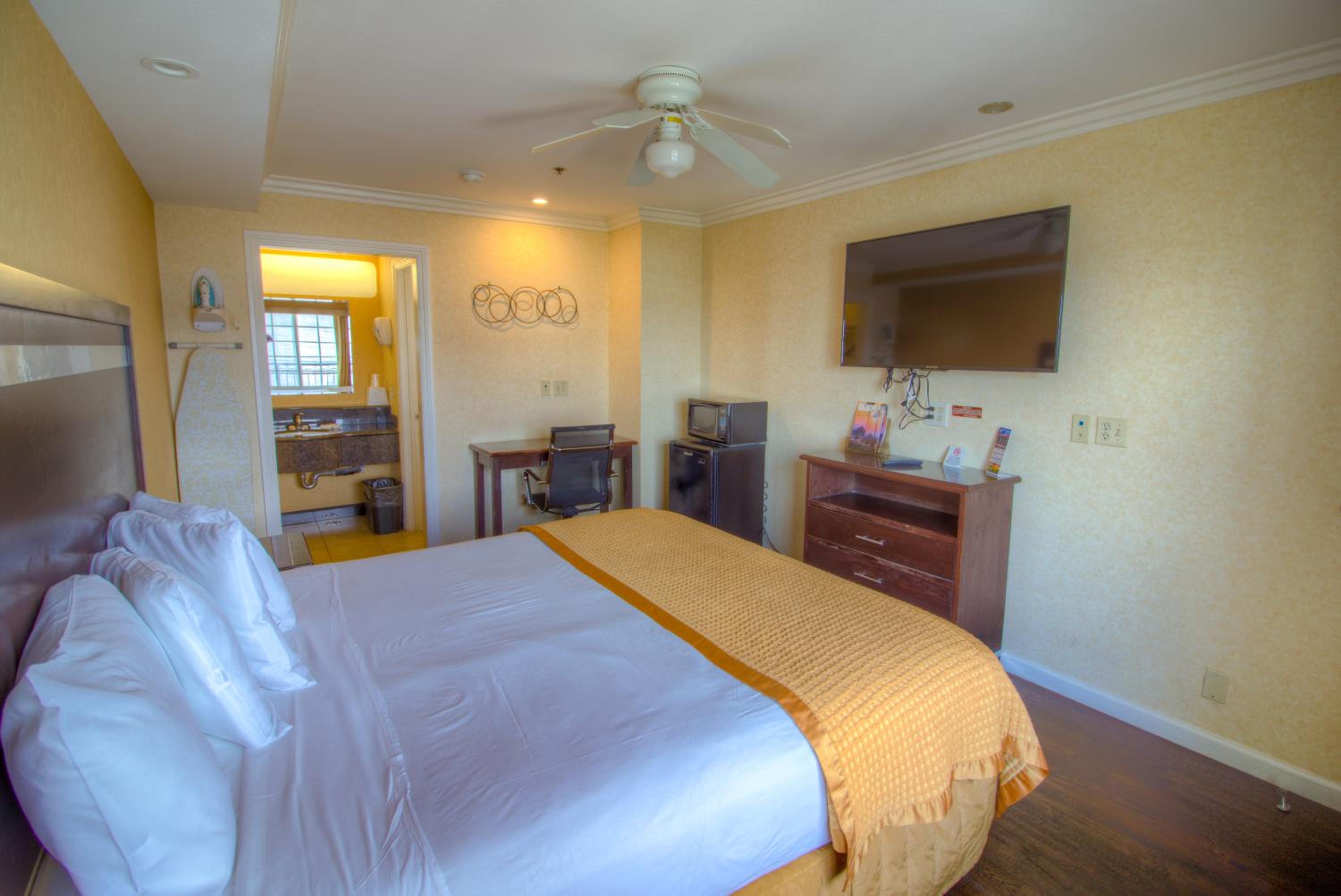 Standard King Room - Non-Smoking  - Photo 15