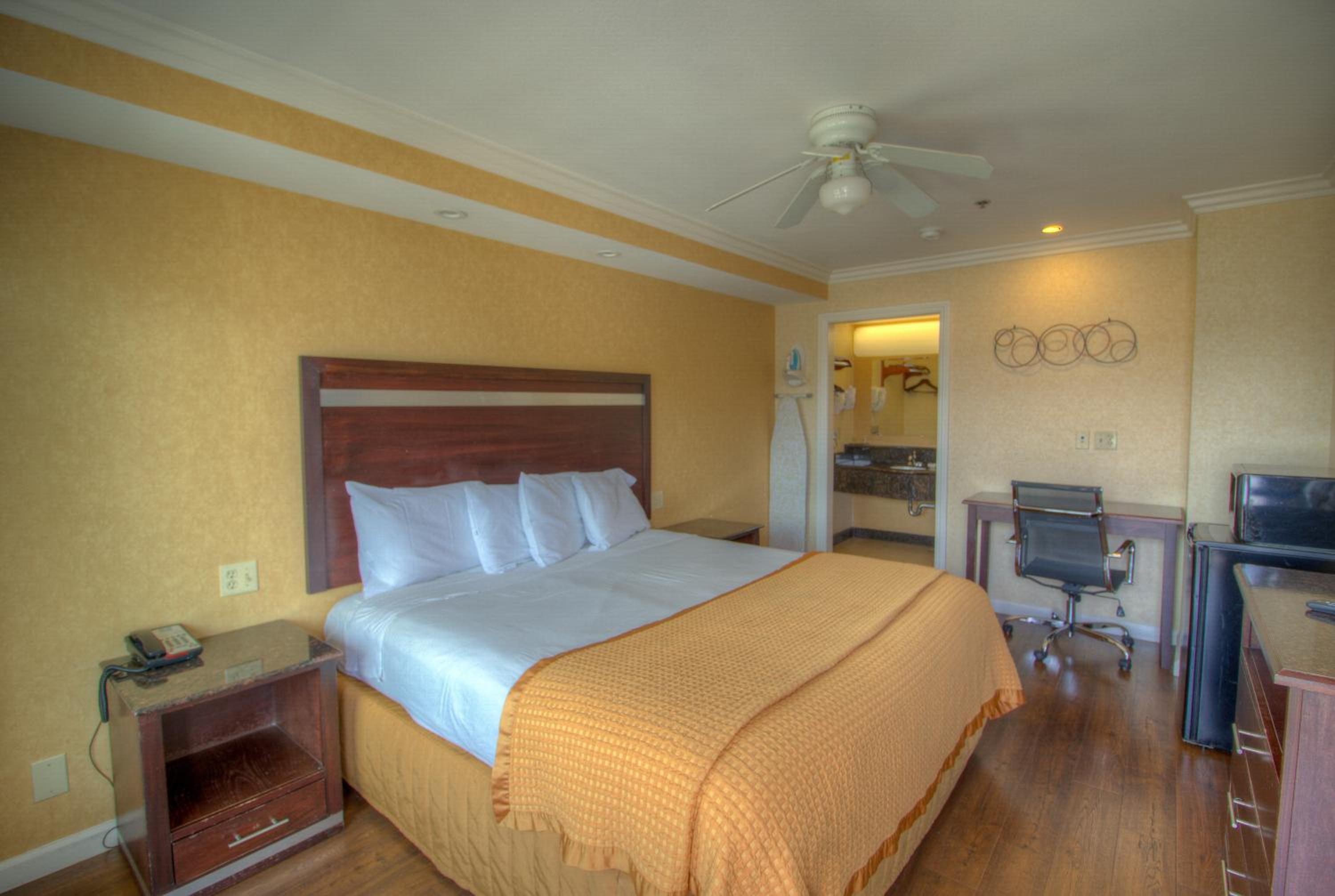 Standard King Room - Non-Smoking  - Photo 14