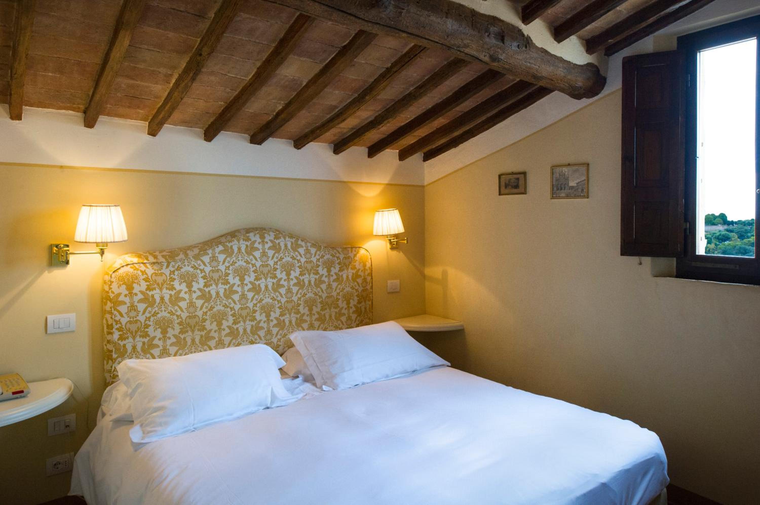 Standard Double Room - Photo 7