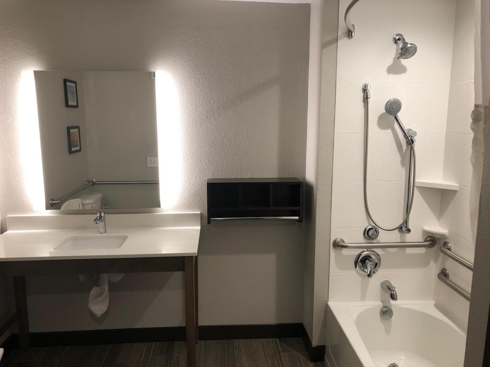 King Suite - Accessible/Non-Smoking photo 2