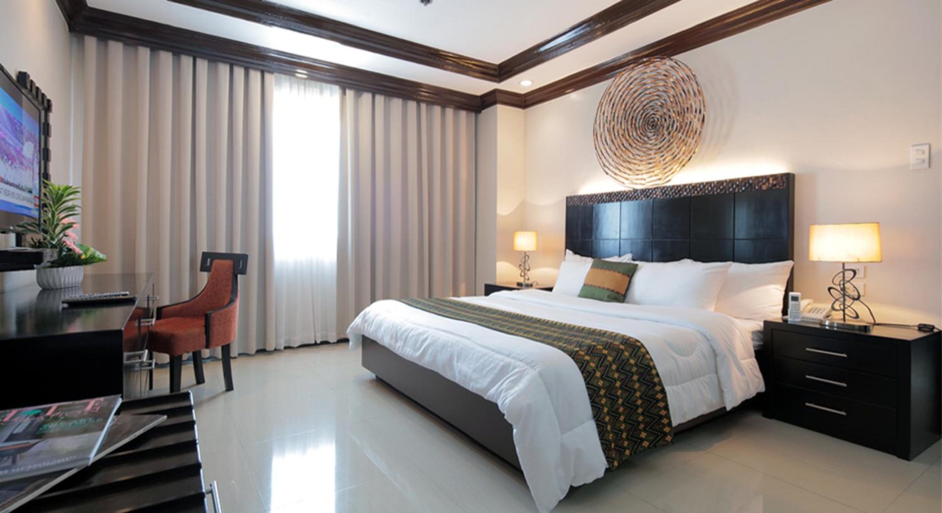 Executive Suite - Photo 2