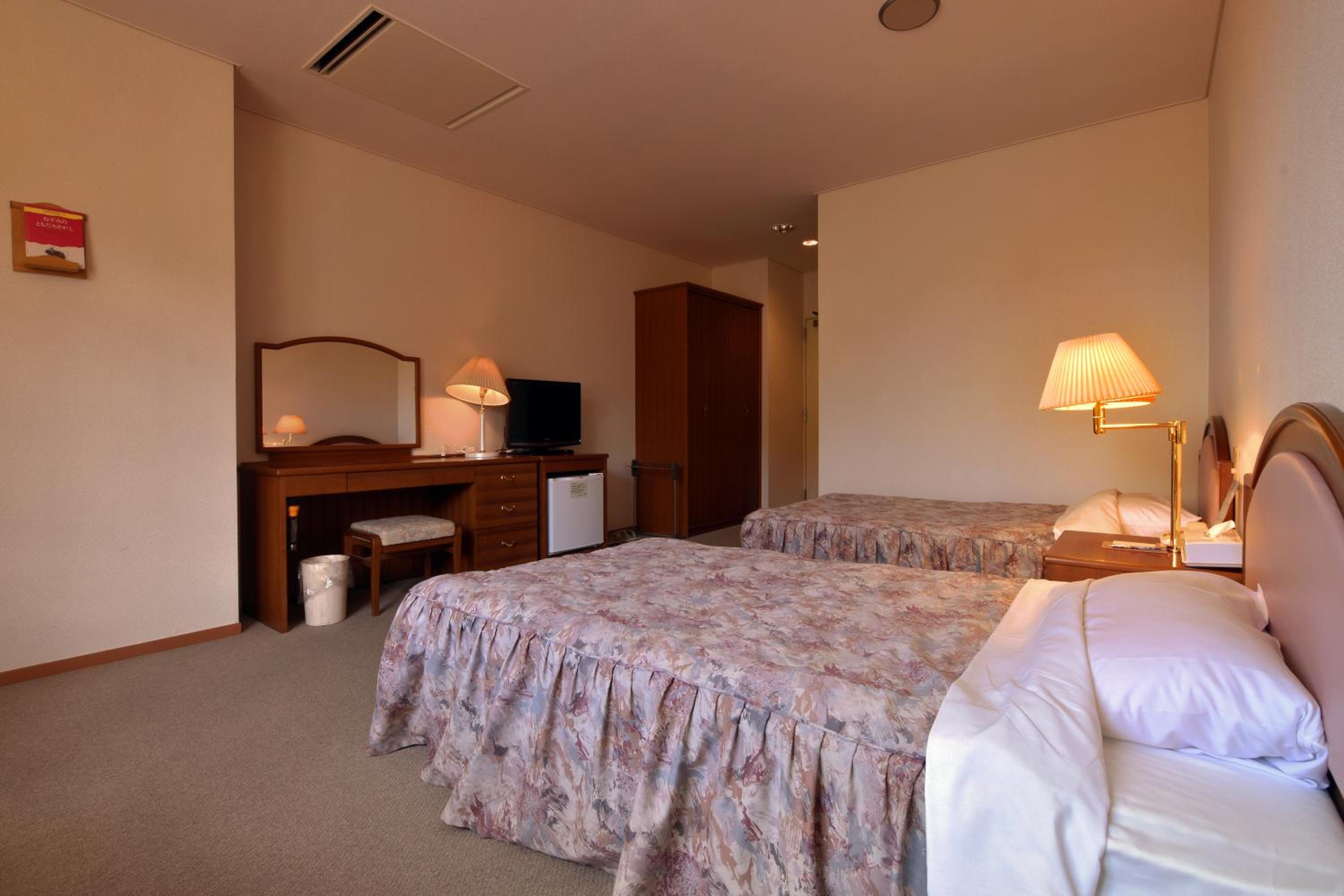 Twin Room - Non-Smoking photo 2