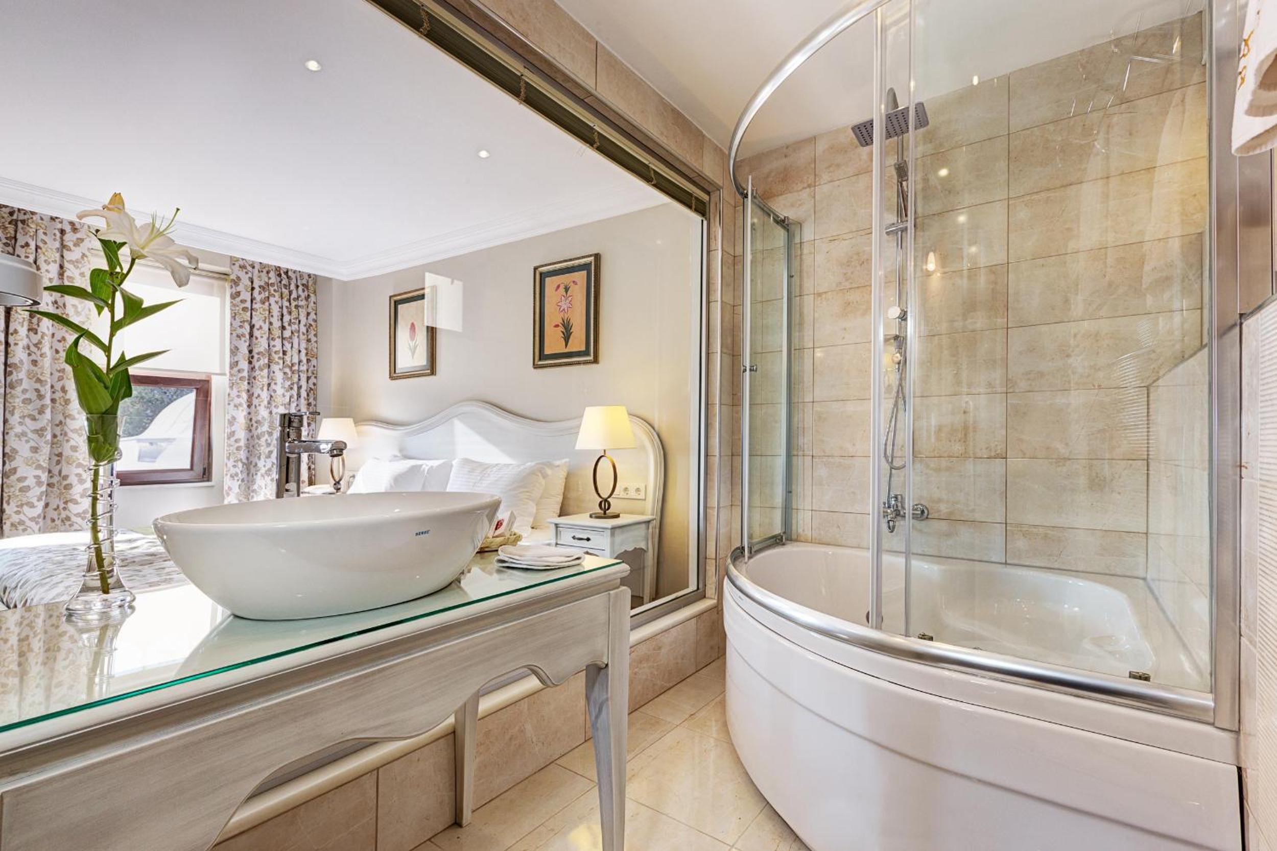 Queen Suite photo 3