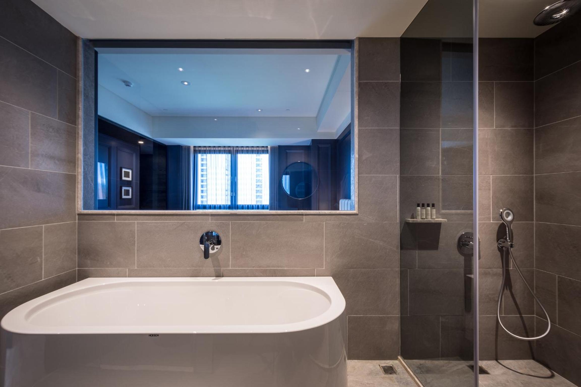 Deluxe Double Room with Bathtub photo 2