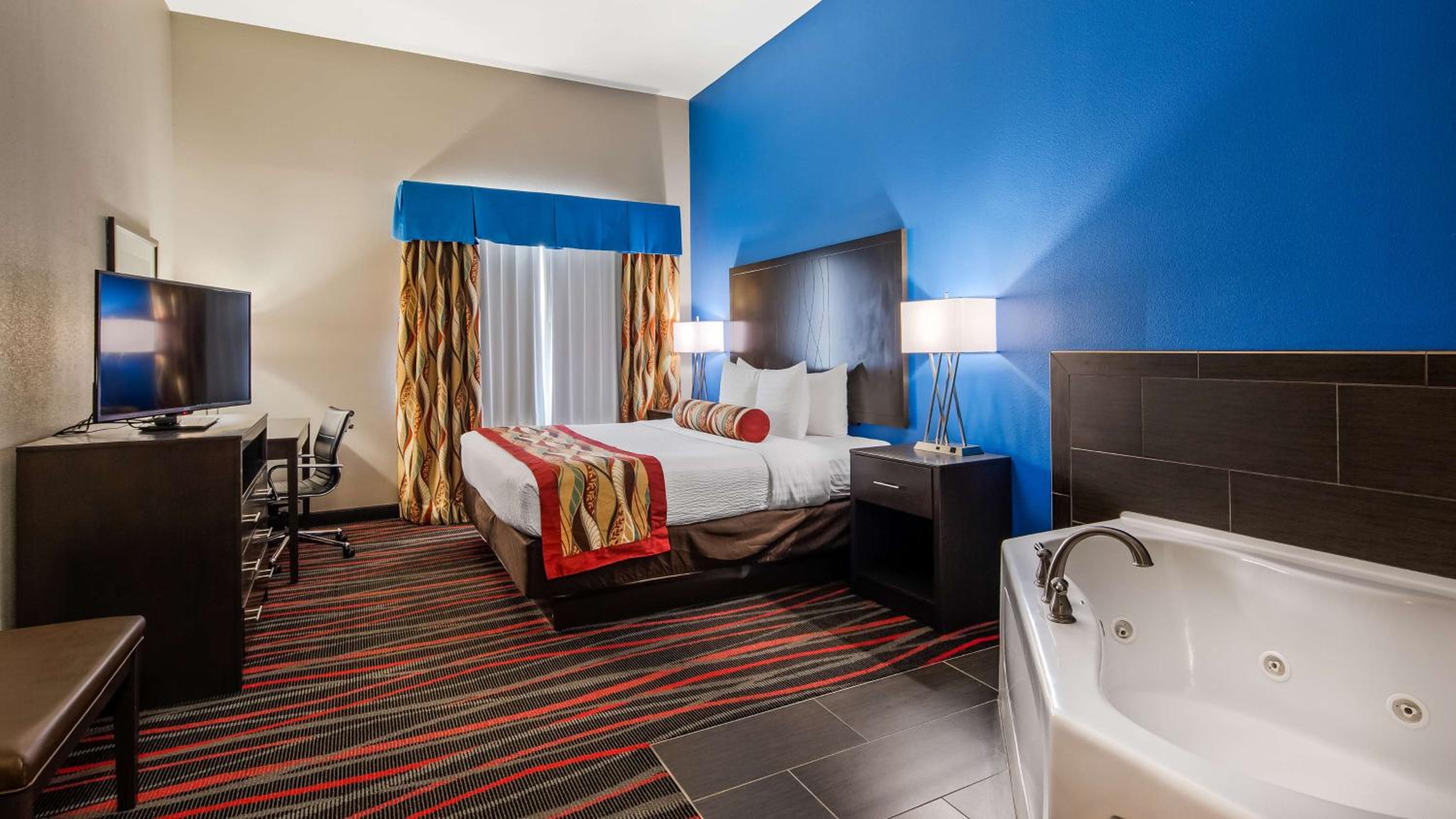 King Suite with Whirlpool - Non-Smoking photo 3