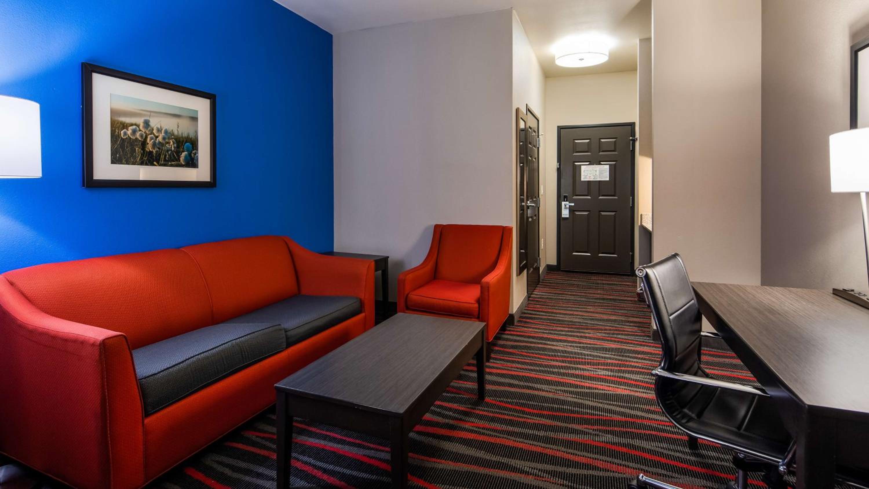 Queen Suite with Two Queen Beds and Sofa Bed - Bath Tub/Disability Access photo 3