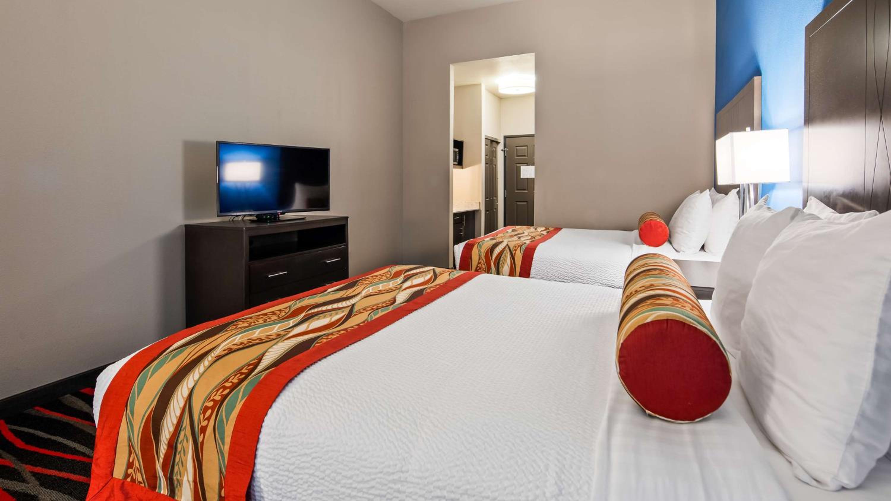 Queen Room with Two Queen Beds and Bath Tub - Disability Access/Non-Smoking photo 3