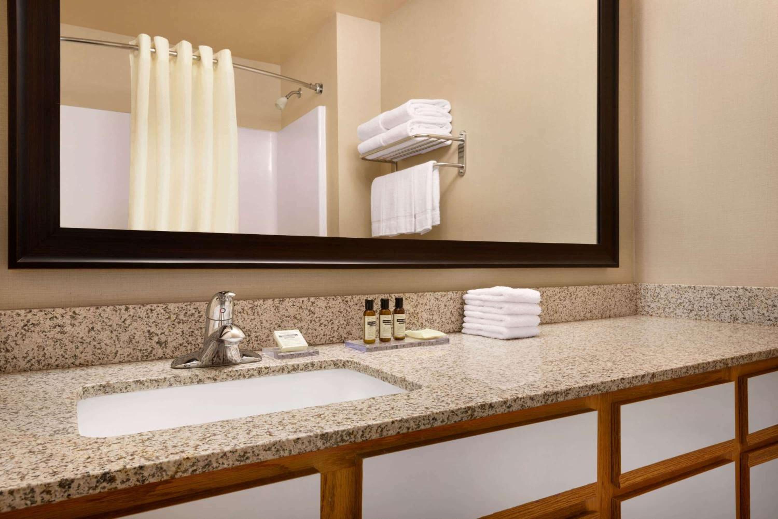 Queen Suite - Non-Smoking - Photo 2