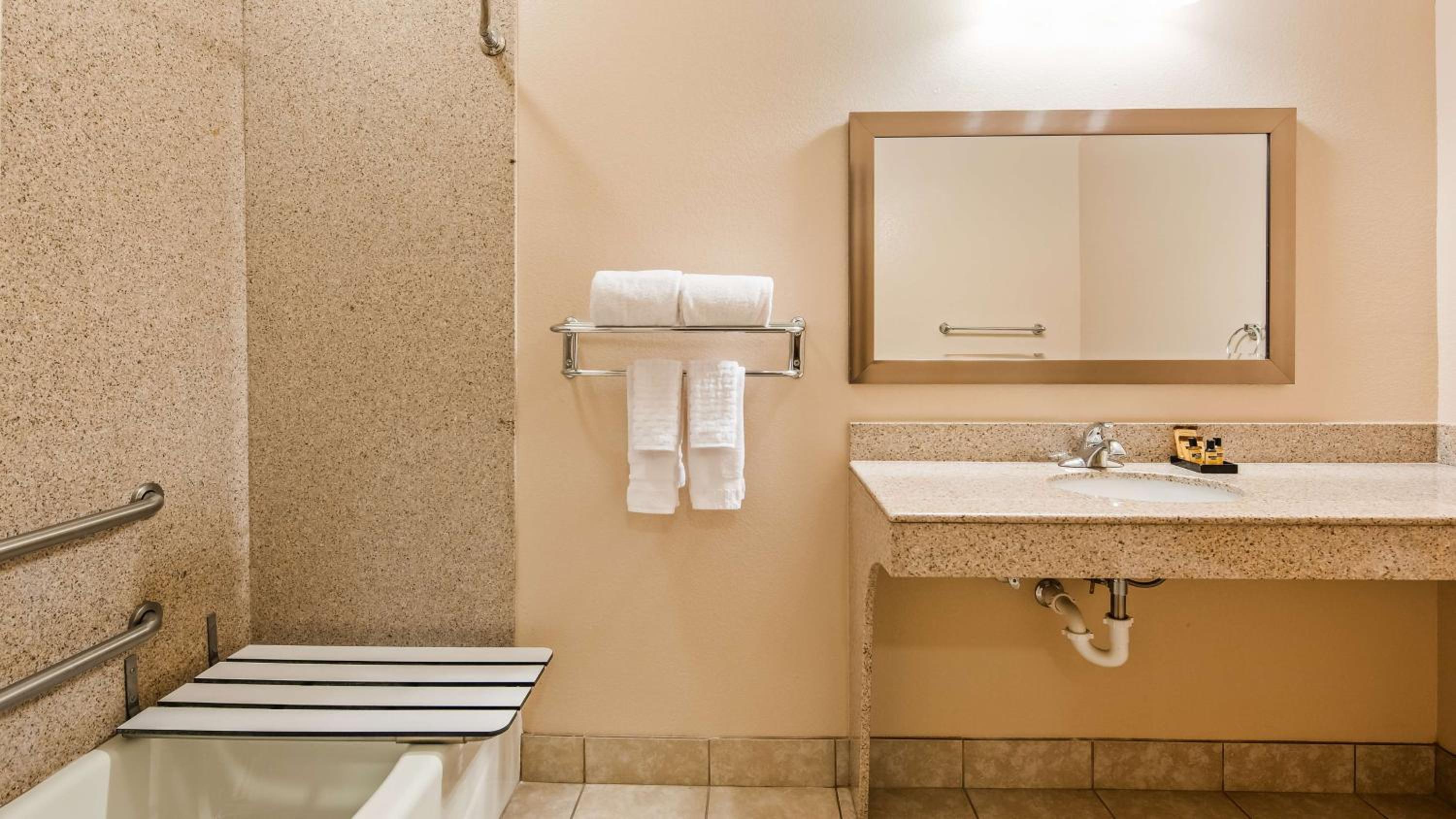 Queen Room with Two Queen Beds and Bath Tub - Disability Access/Non-Smoking
