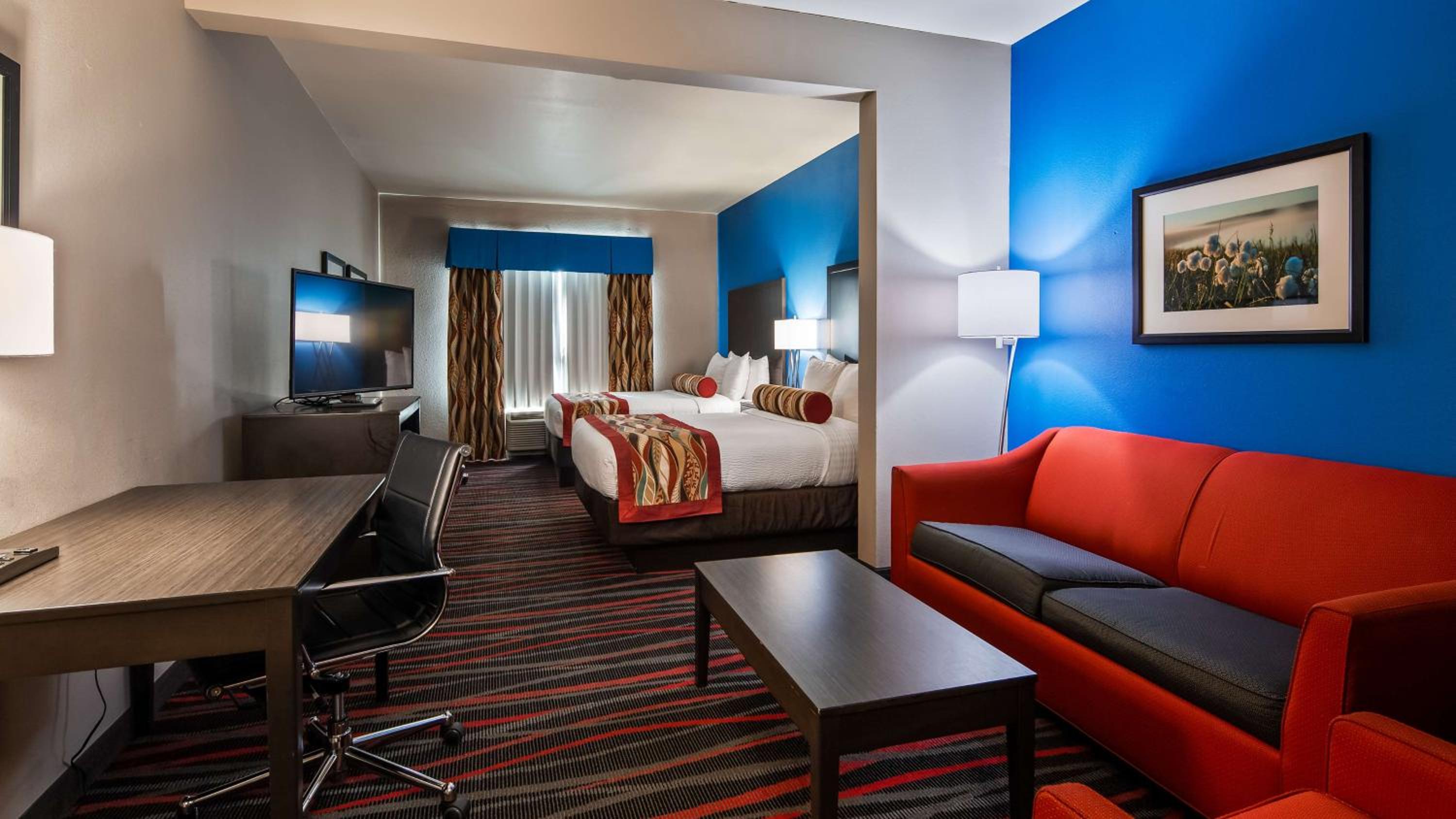 Queen Suite with Two Queen Beds and Sofa Bed - Bath Tub/Disability Access photo 2