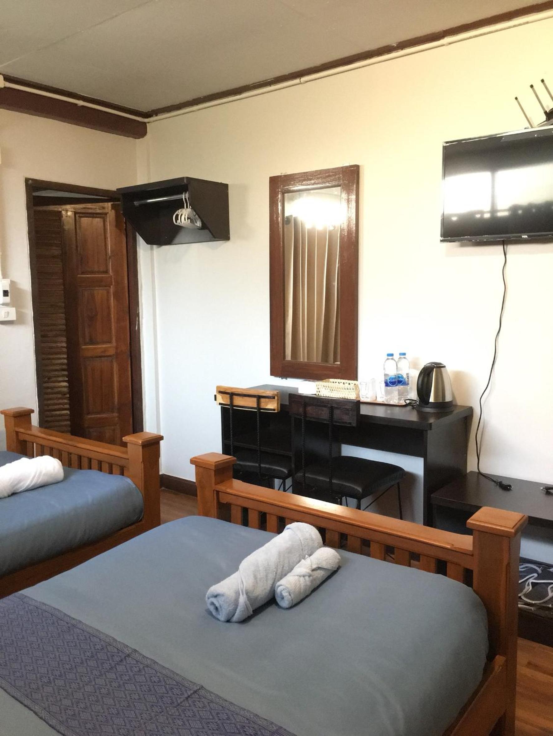 Economy Twin Room - Photo 6