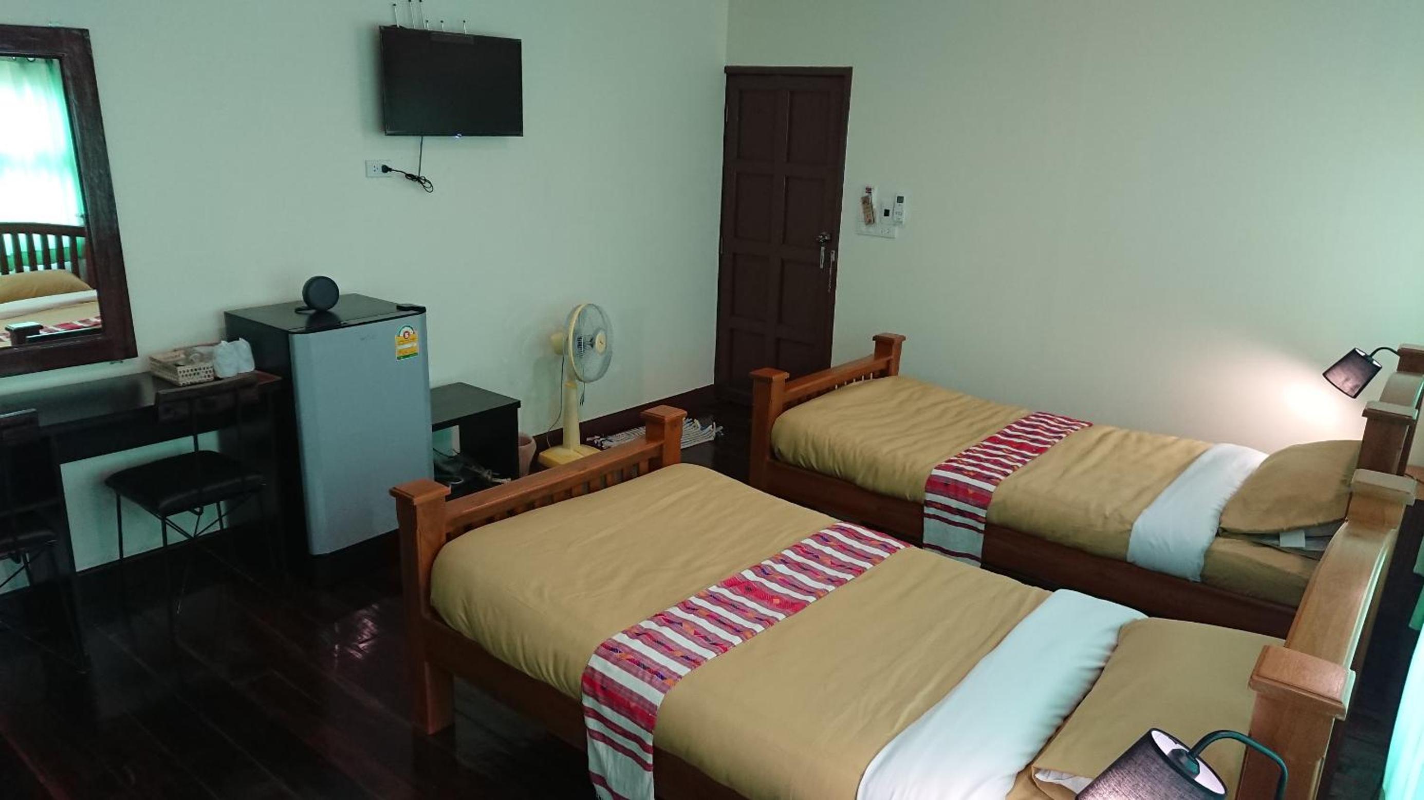 Economy Twin Room - Photo 7