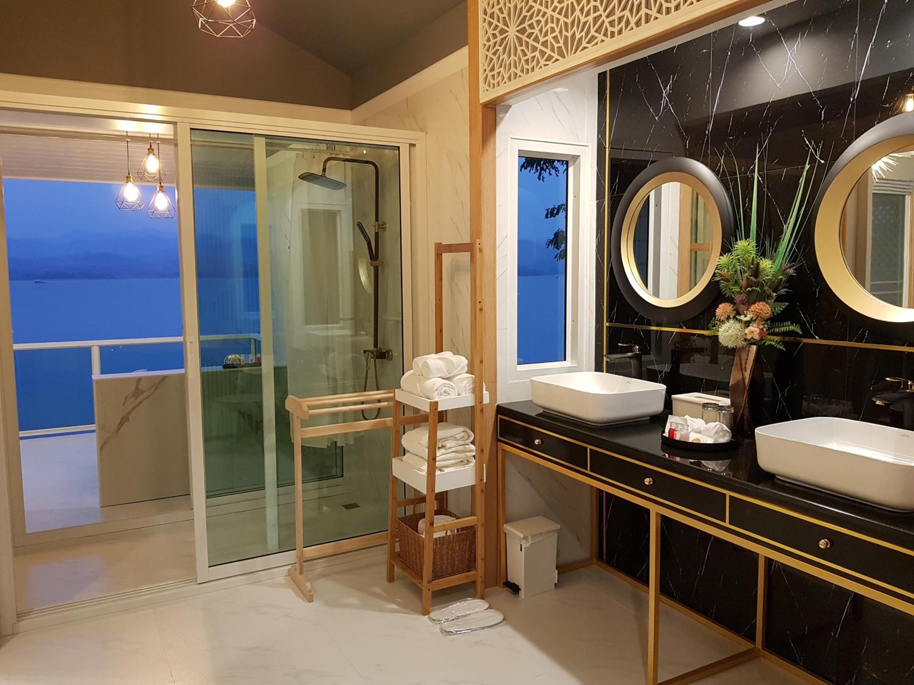 Jacuzzi Villa 2 single beds photo 2