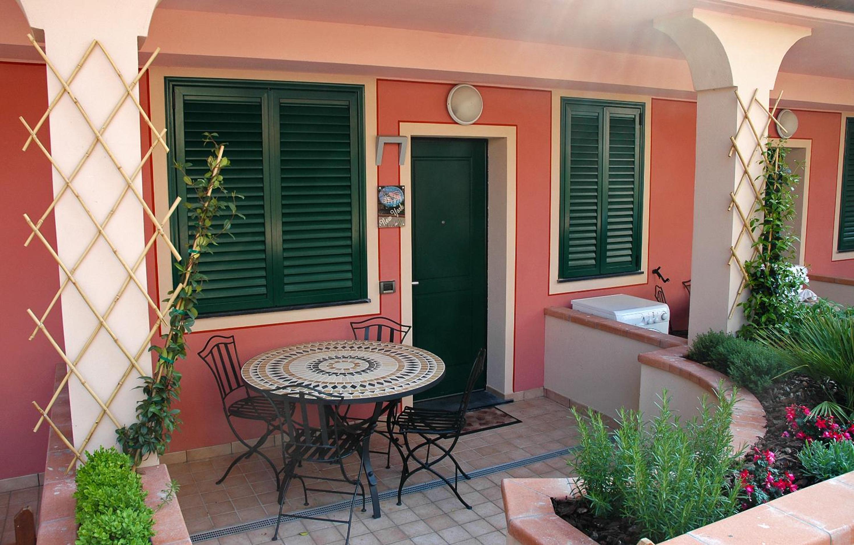 Superior One-Bedroom Apartment (5 Adults) photo 3
