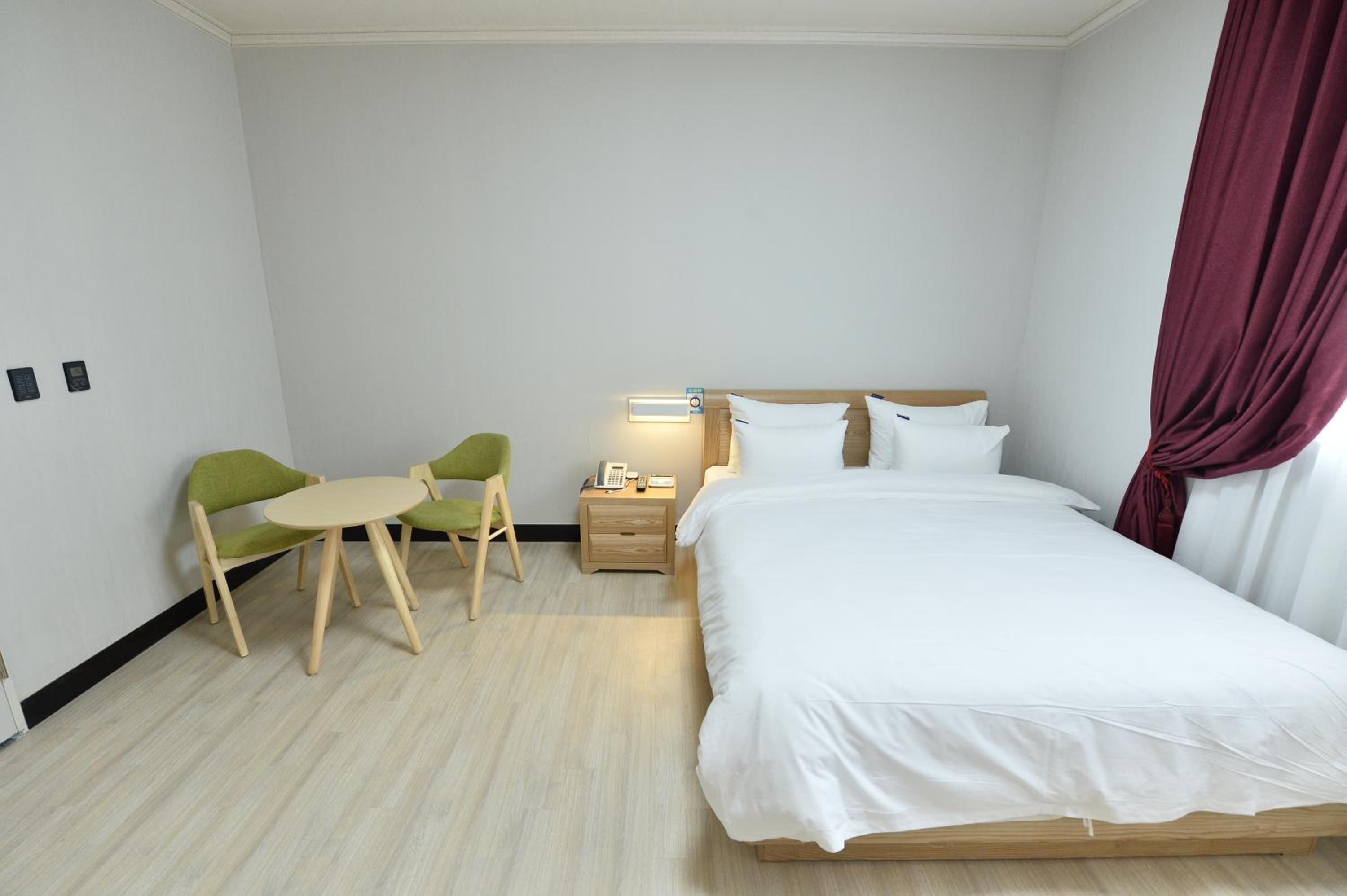 Superior Twin Room with City View - Photo 4