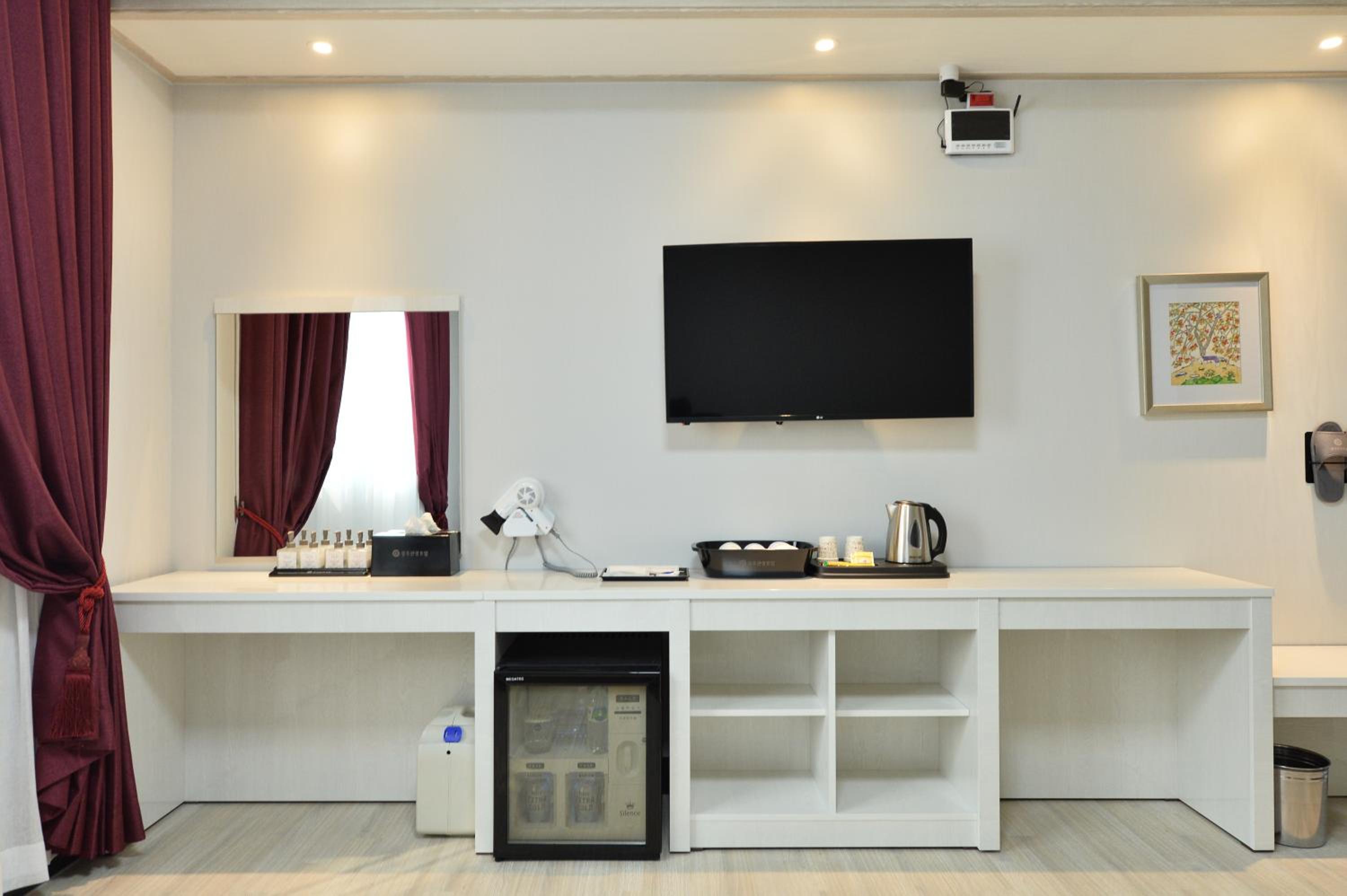 Superior Twin Room with City View - Photo 3