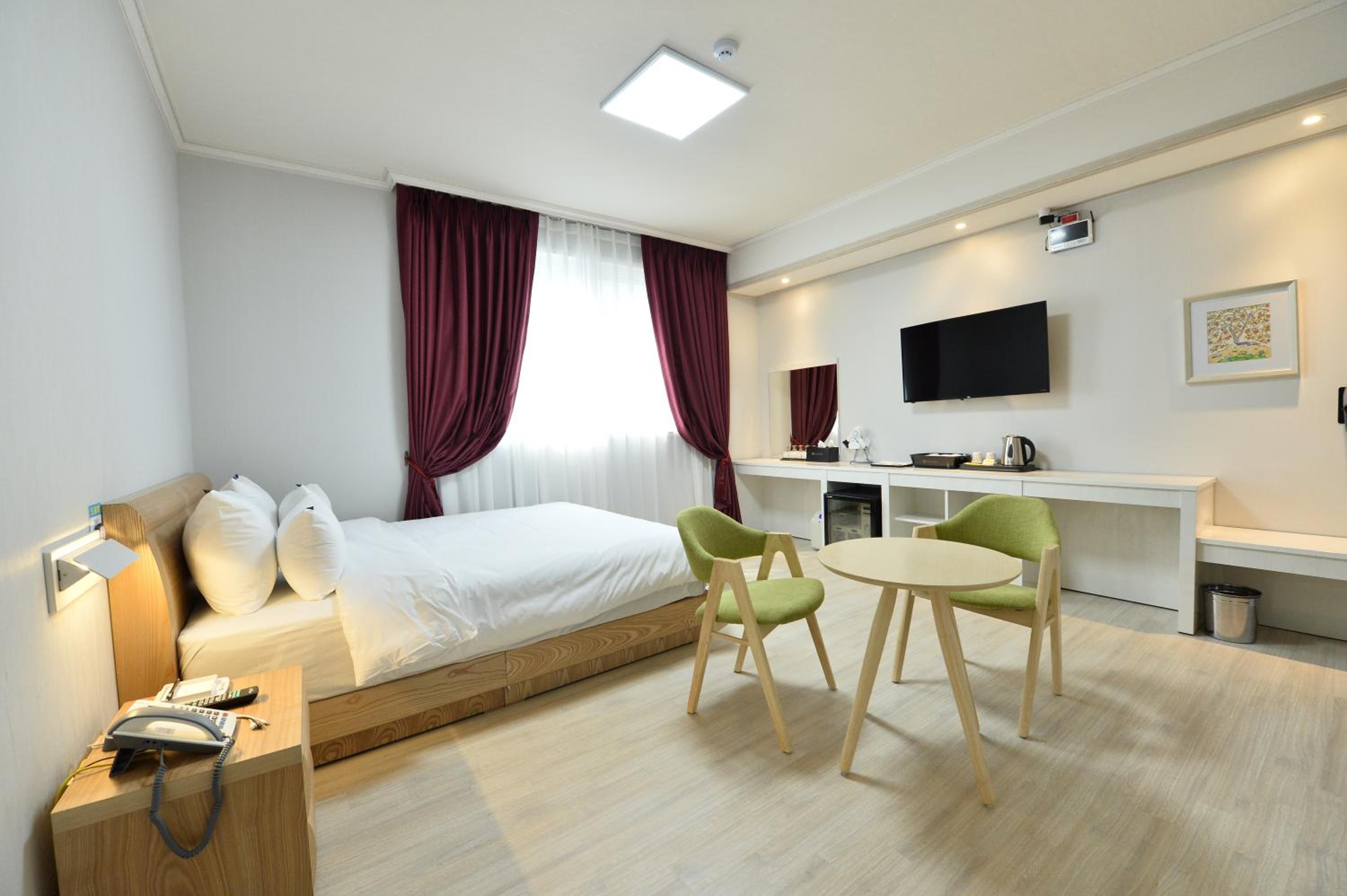 Superior Twin Room with City View - Photo 2