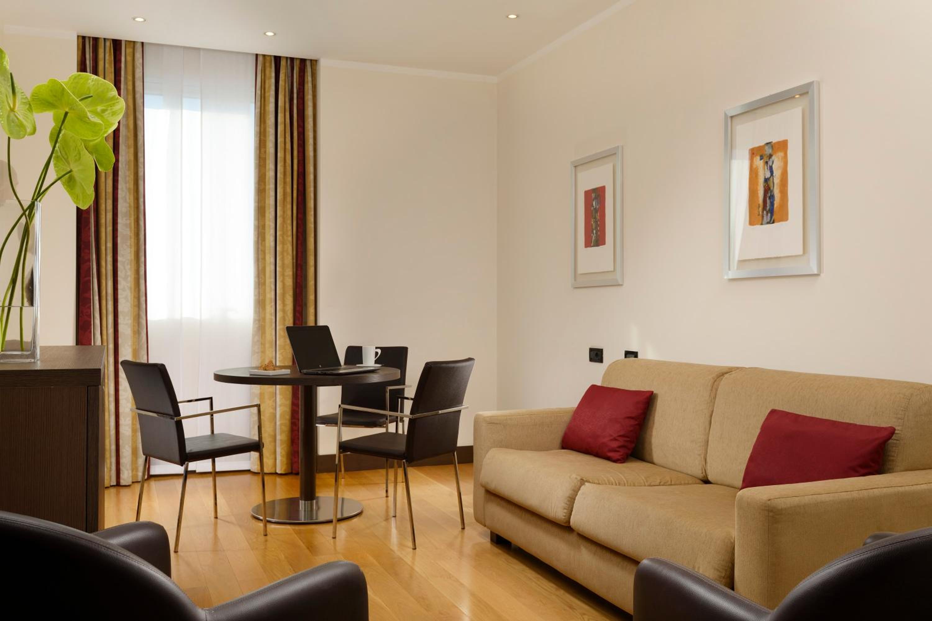 Business Suite - Photo 4