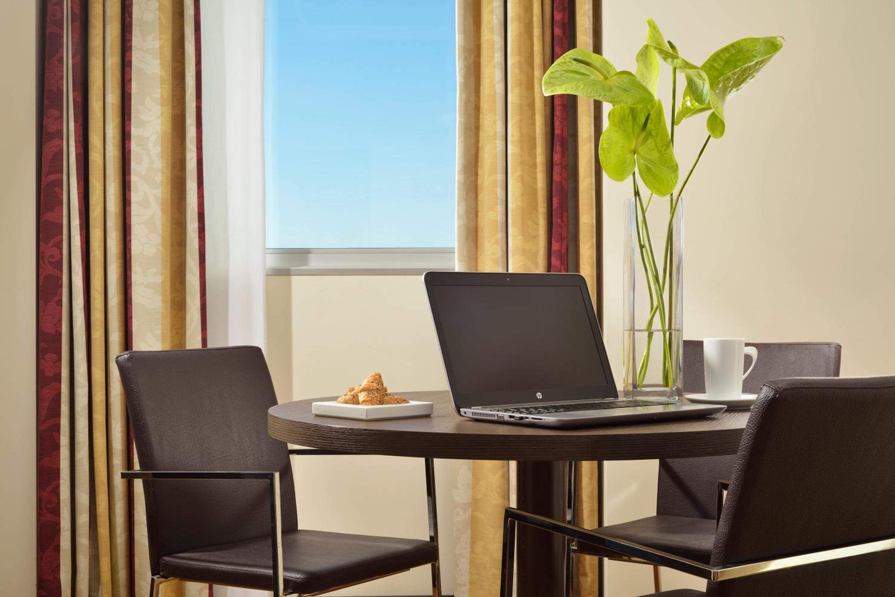 Business Suite - Photo 3