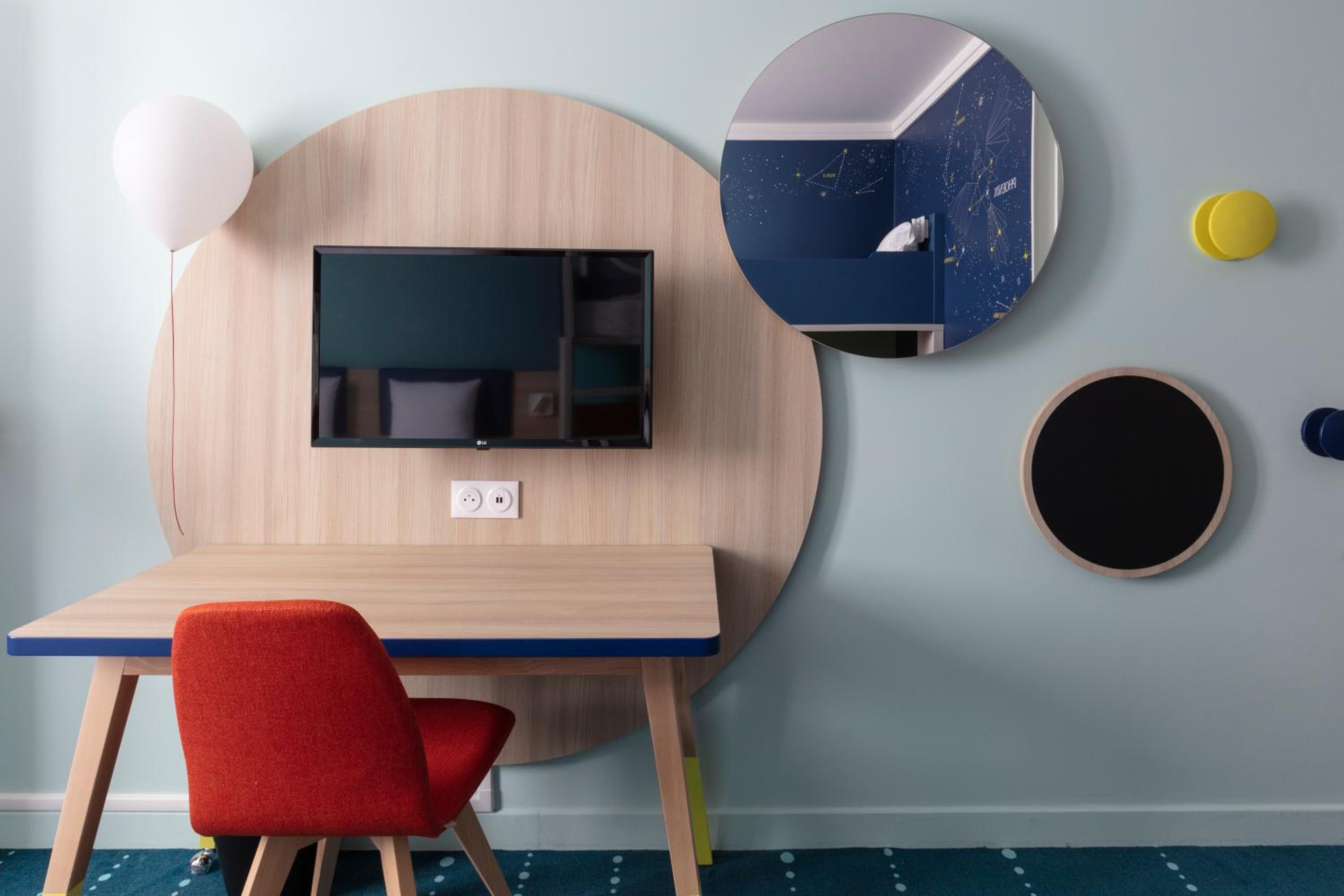 Relax and unwind in this stylish hotel room!