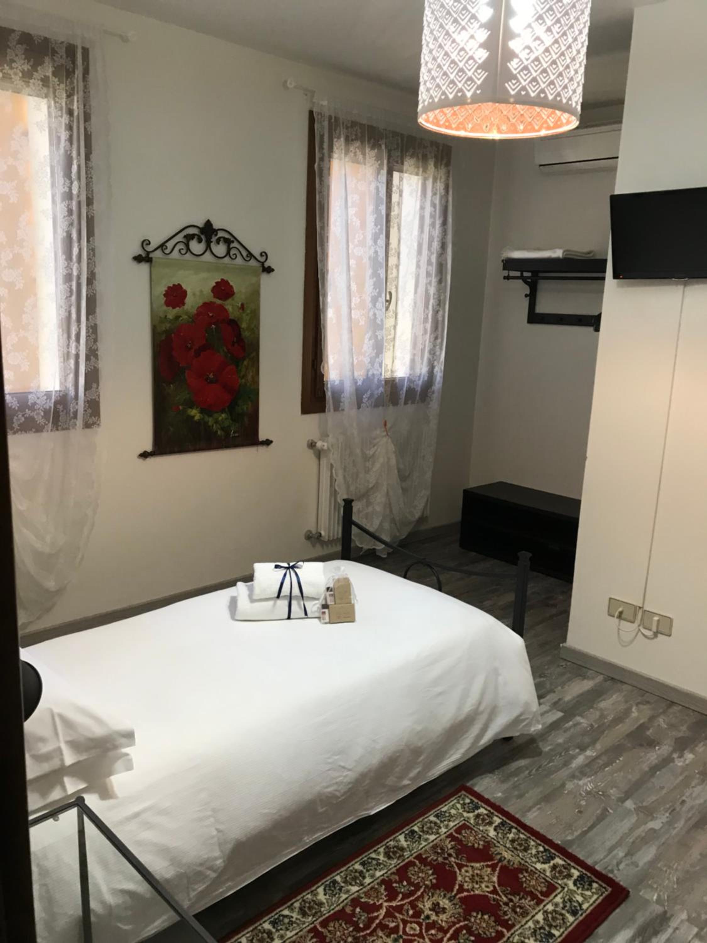 Single Room with Private Bathroom photo 2