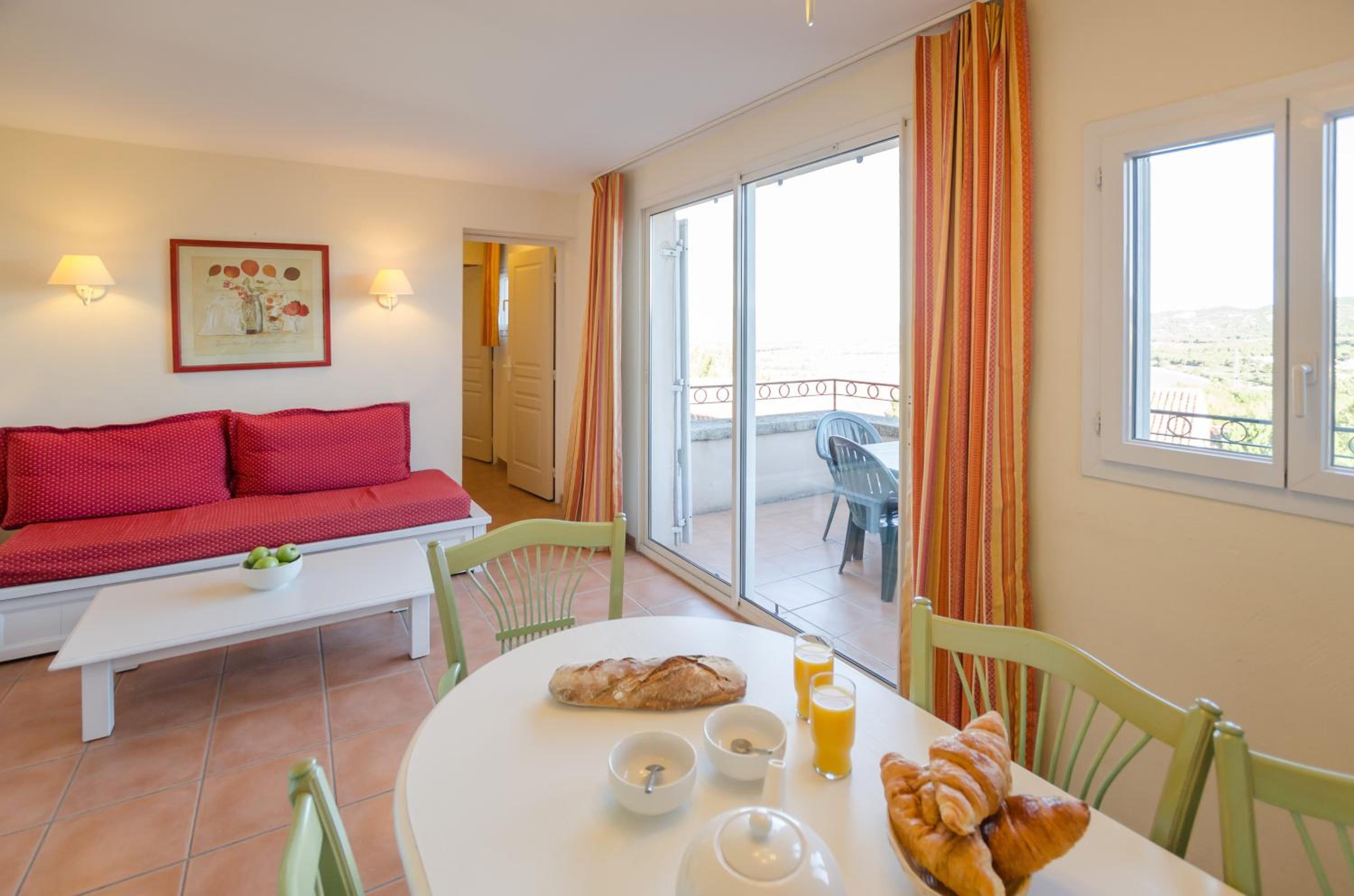 One-Bedroom Apartment with Terrace or Balcony (5 People) - Photo 2