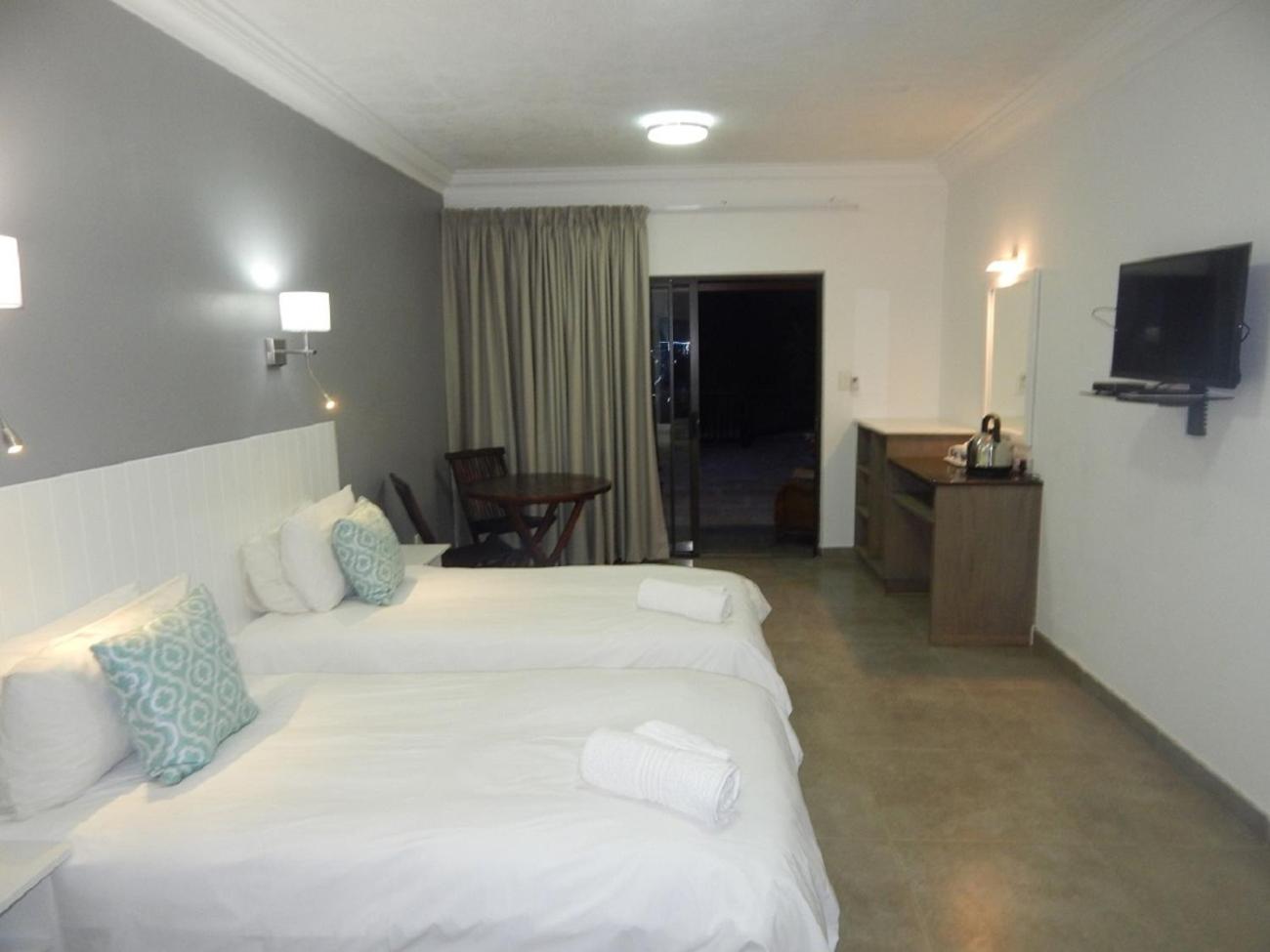Double or Twin Room with Balcony - Photo 4